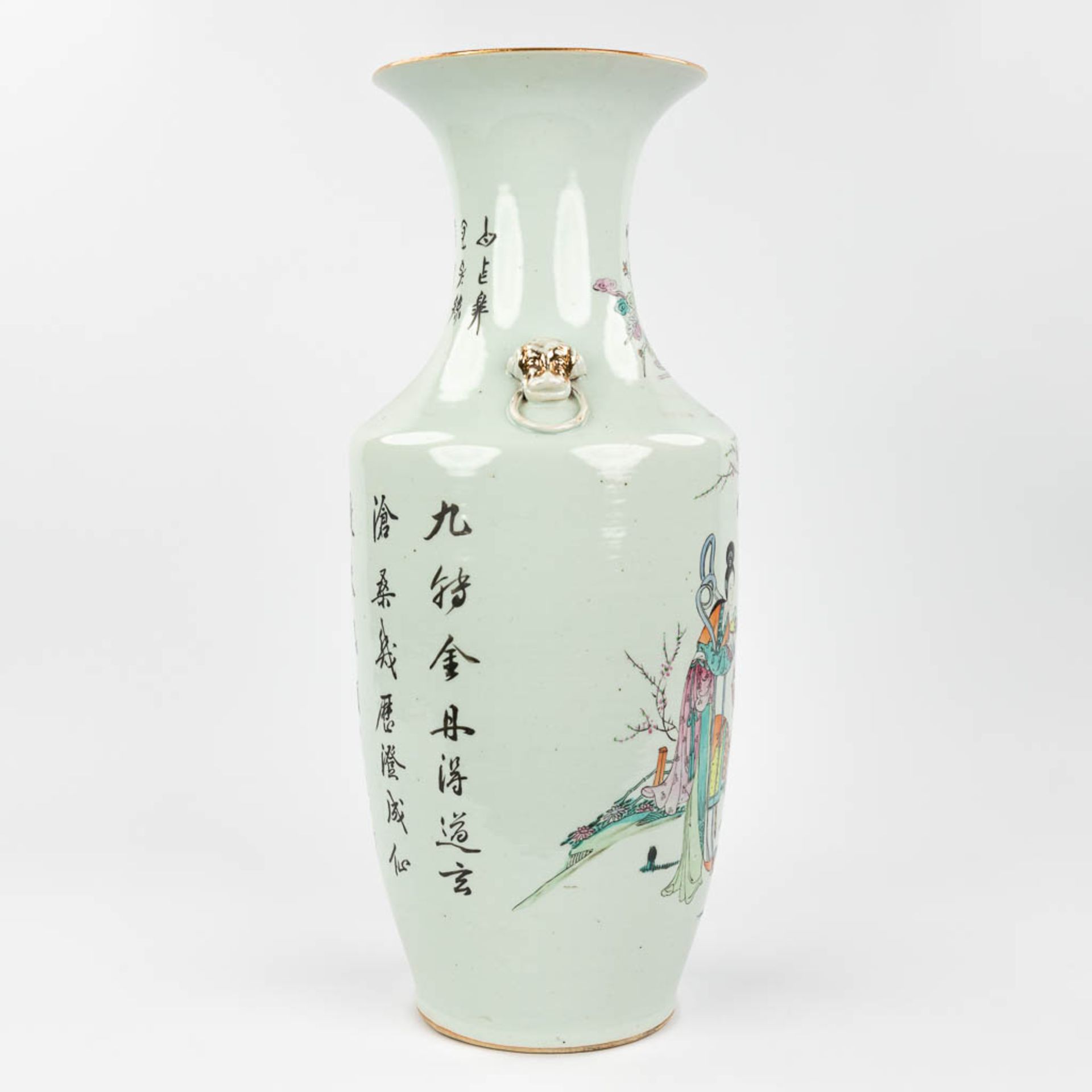 A Chinese vase made of porcelain and decorated with ladies. 19th/20th C. (57 x 23 cm) - Bild 2 aus 12