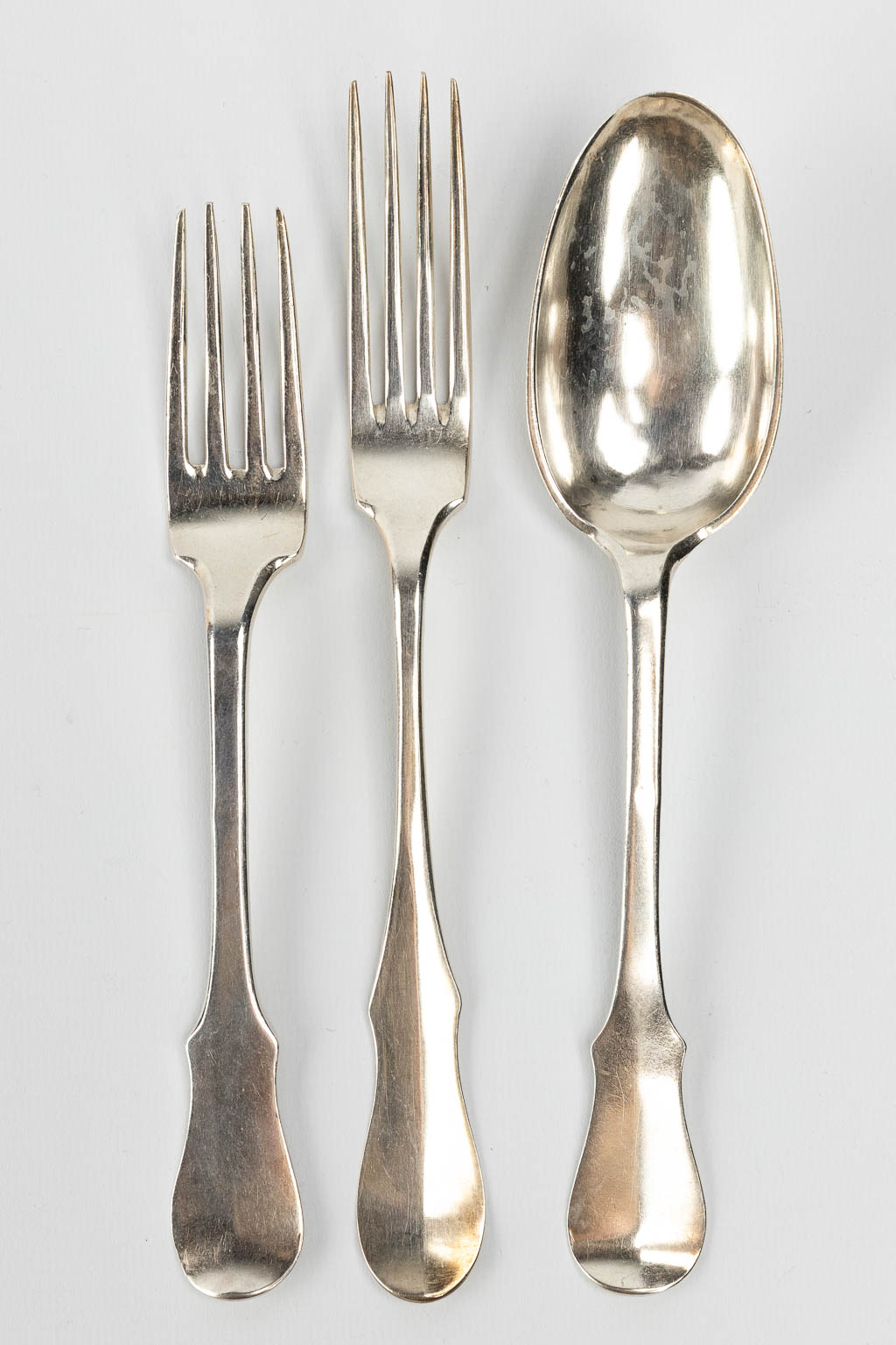 A large collection of silver cutlery. - Image 18 of 20