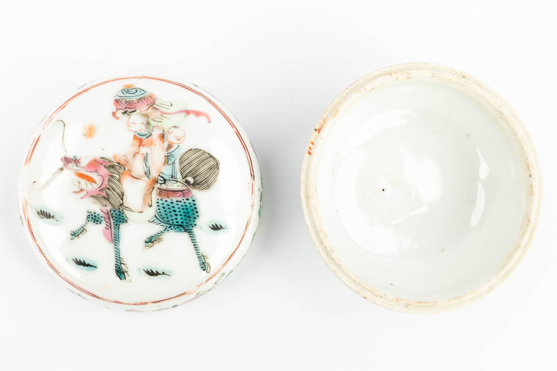 AÊset of 2 Chinese pots with lid, with hand-painted decor and made of porcelain (5 x 8,5 cm) - Image 10 of 18