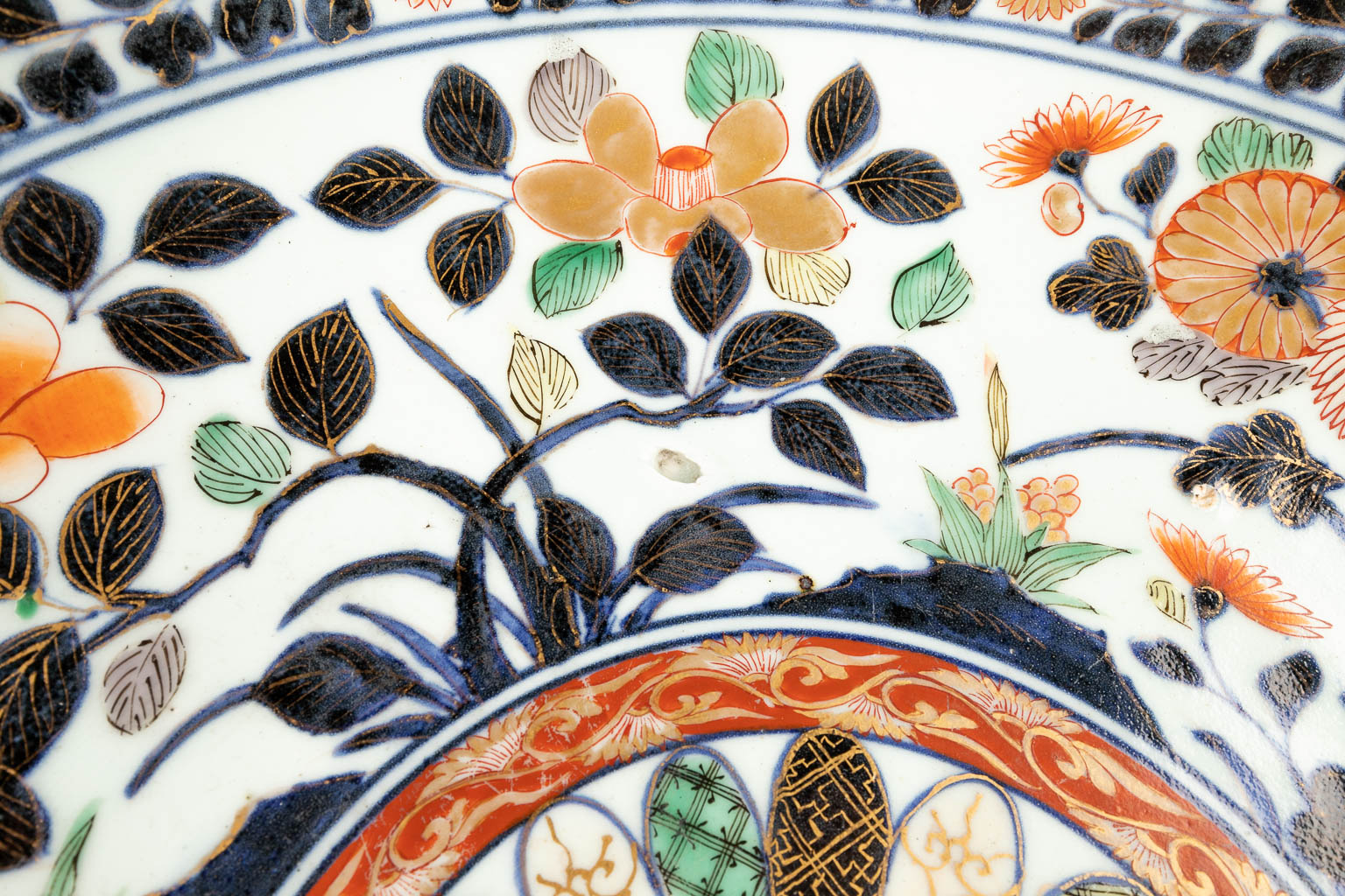 A large Japanese plate, made of hand-painted porcelain in Imari style. (7 x 39,5 cm) - Image 8 of 12