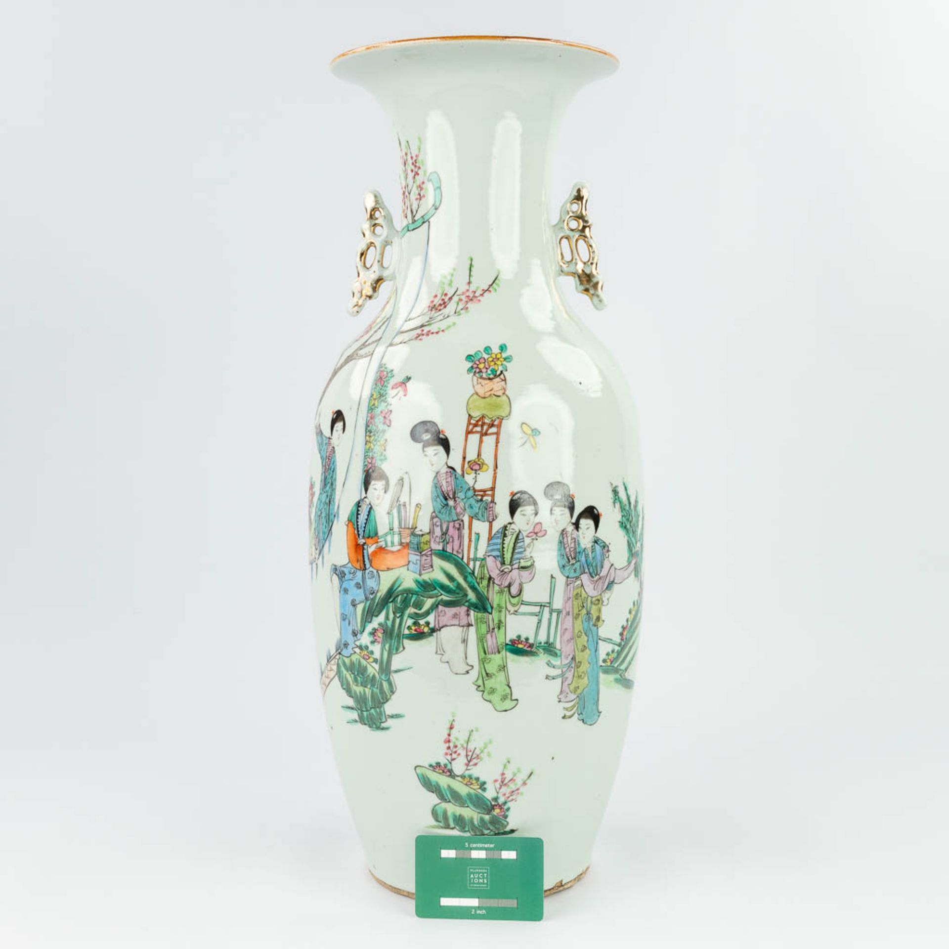 A Chinese vase decorated with a hand-painted decor of ladies. (57 x 23 cm) - Bild 10 aus 12