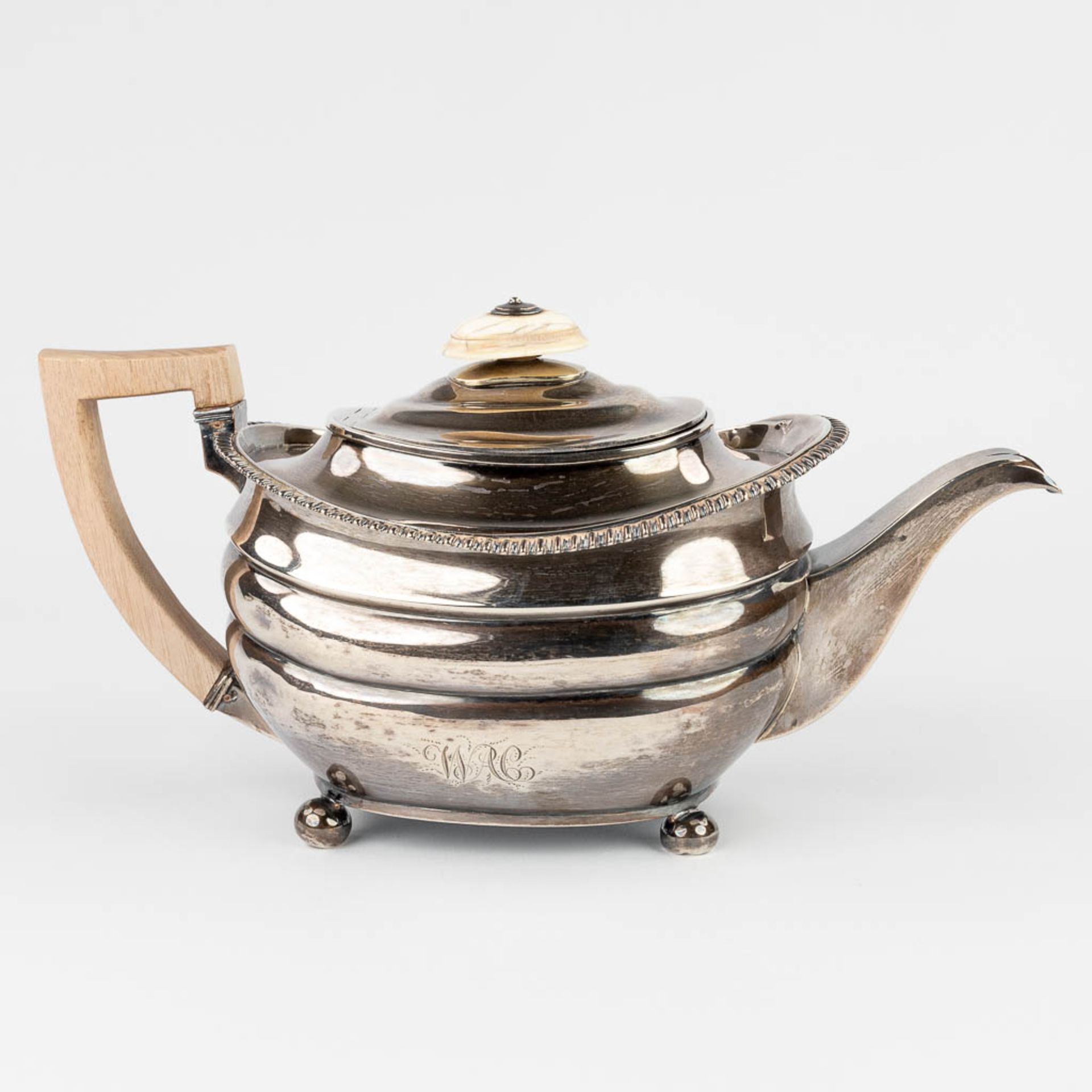 An English made silver teapot. (13,5 x 28 x 15cm)