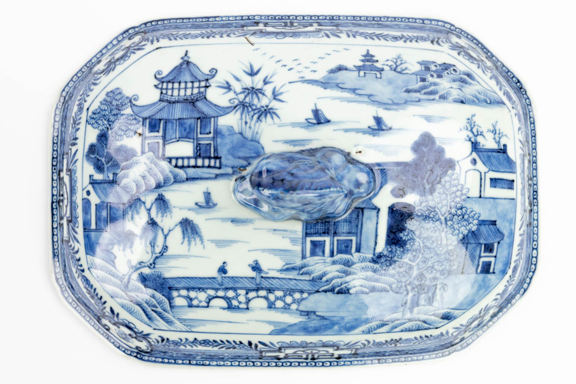 A Chinese soup tureen made of blue-white porcelain. (22 x 31 x 22 cm) - Image 7 of 15