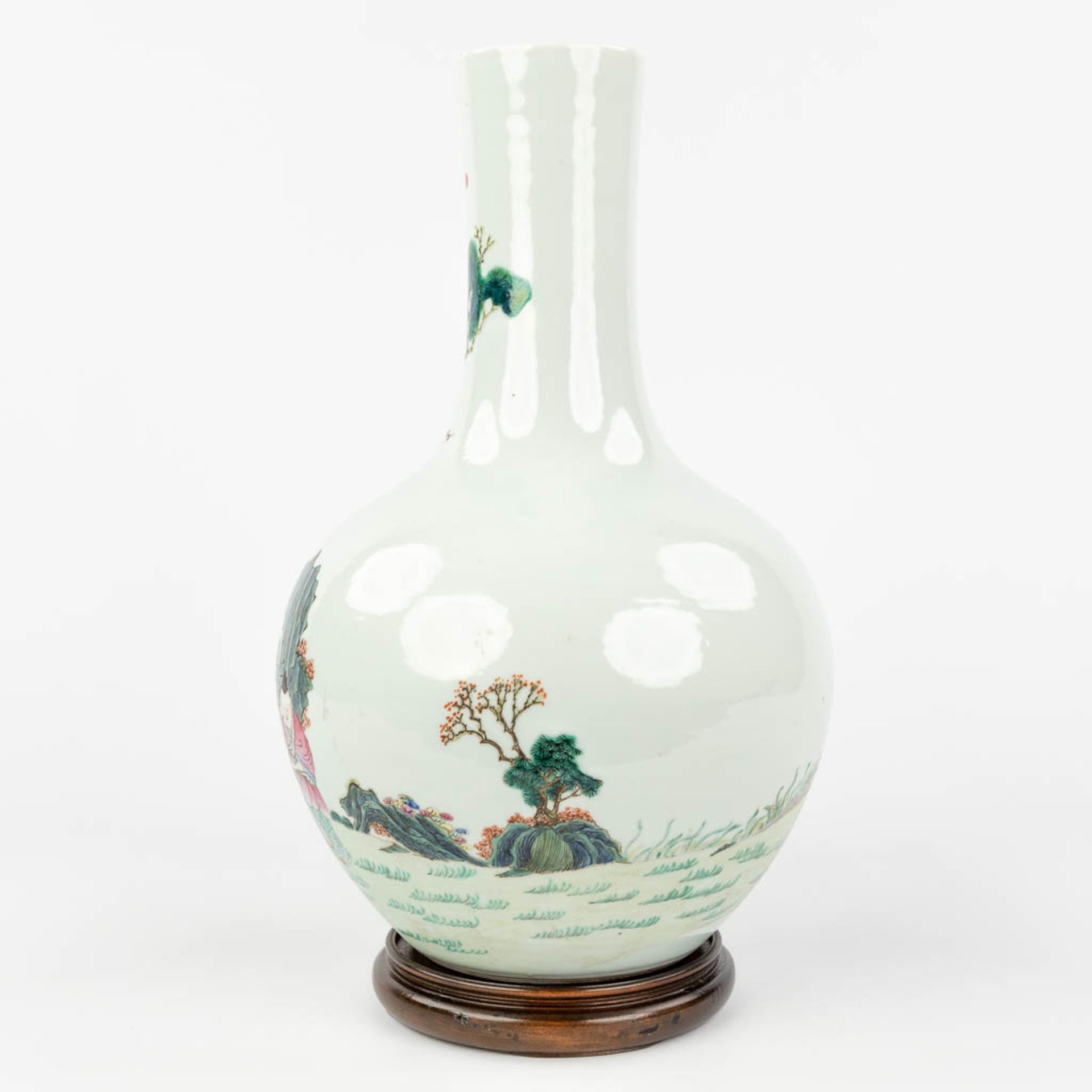 A Chinese vase, decorated with a wise man, lady and a deer, two boys with a peach. Marked Qianlong,  - Bild 14 aus 16