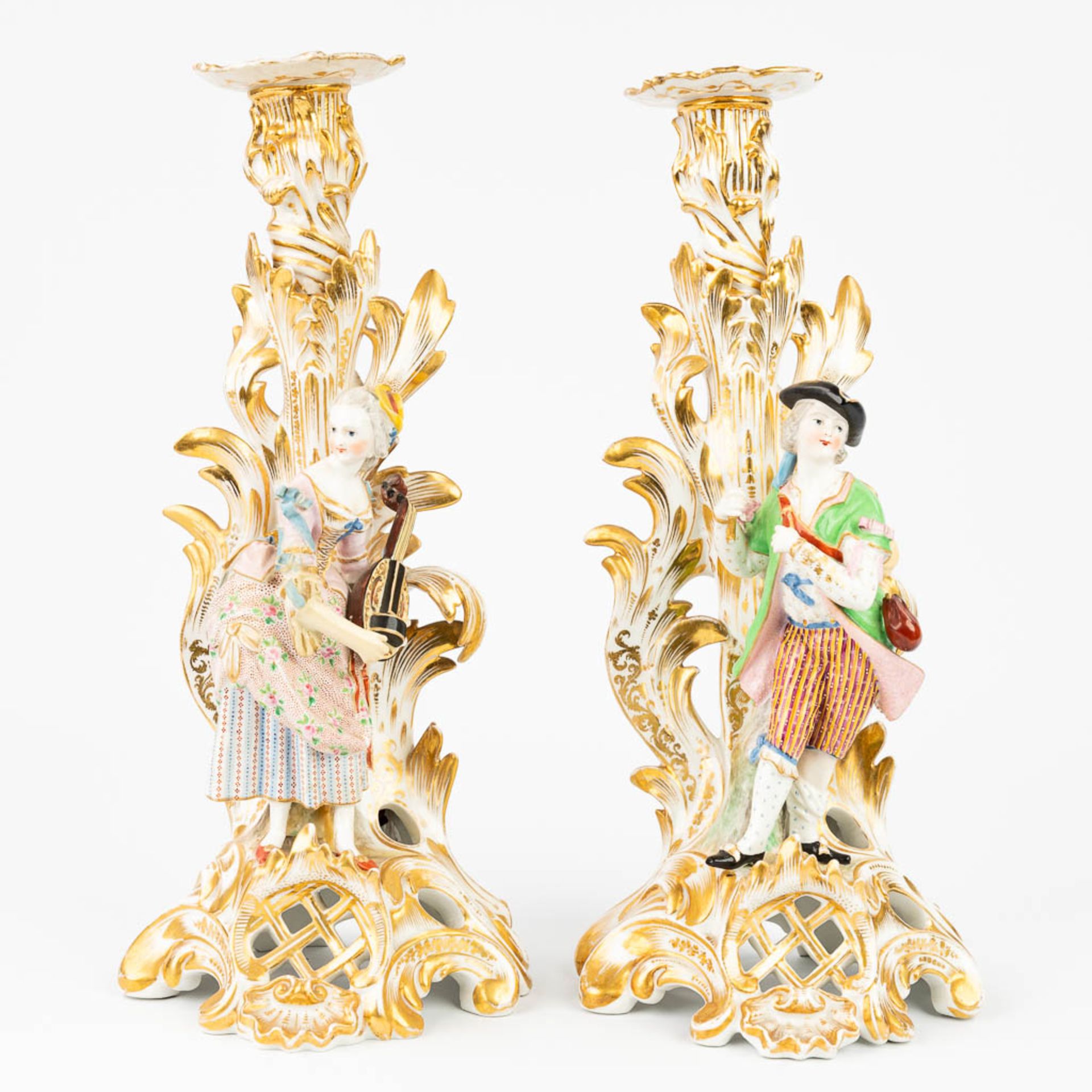 JACOB-PETIT (1796-1868) A pair of candlesticks made of porcelain (13 x 14 x 34cm)