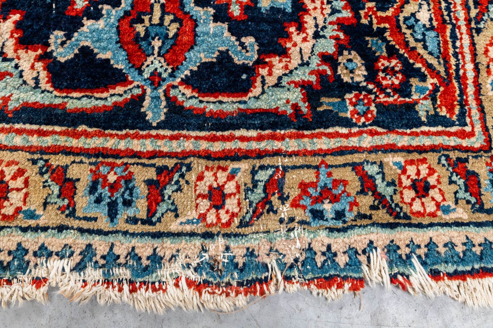 An Oriental hand-made carpet, Sarough. (315 x 230 cm) - Image 3 of 9