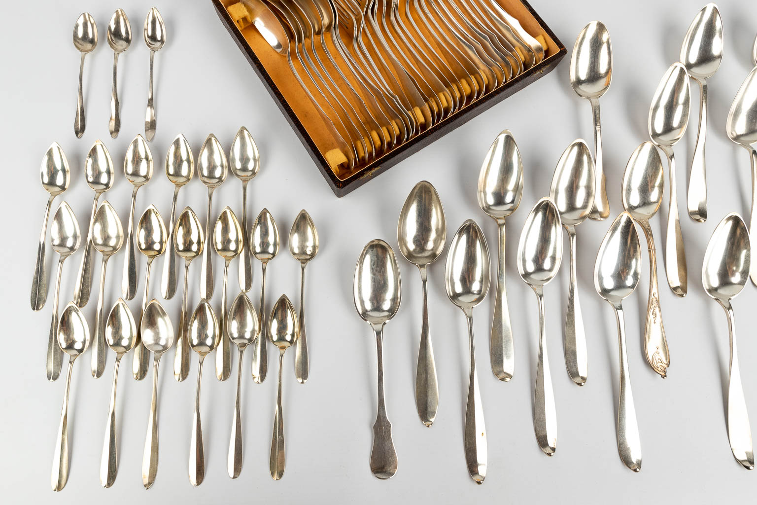 A large collection of silver cutlery. - Image 13 of 20