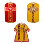 A collection of 3 embroidered chasubles made of gold-thread wire. Circa 1950-1960. (67 x 106cm)