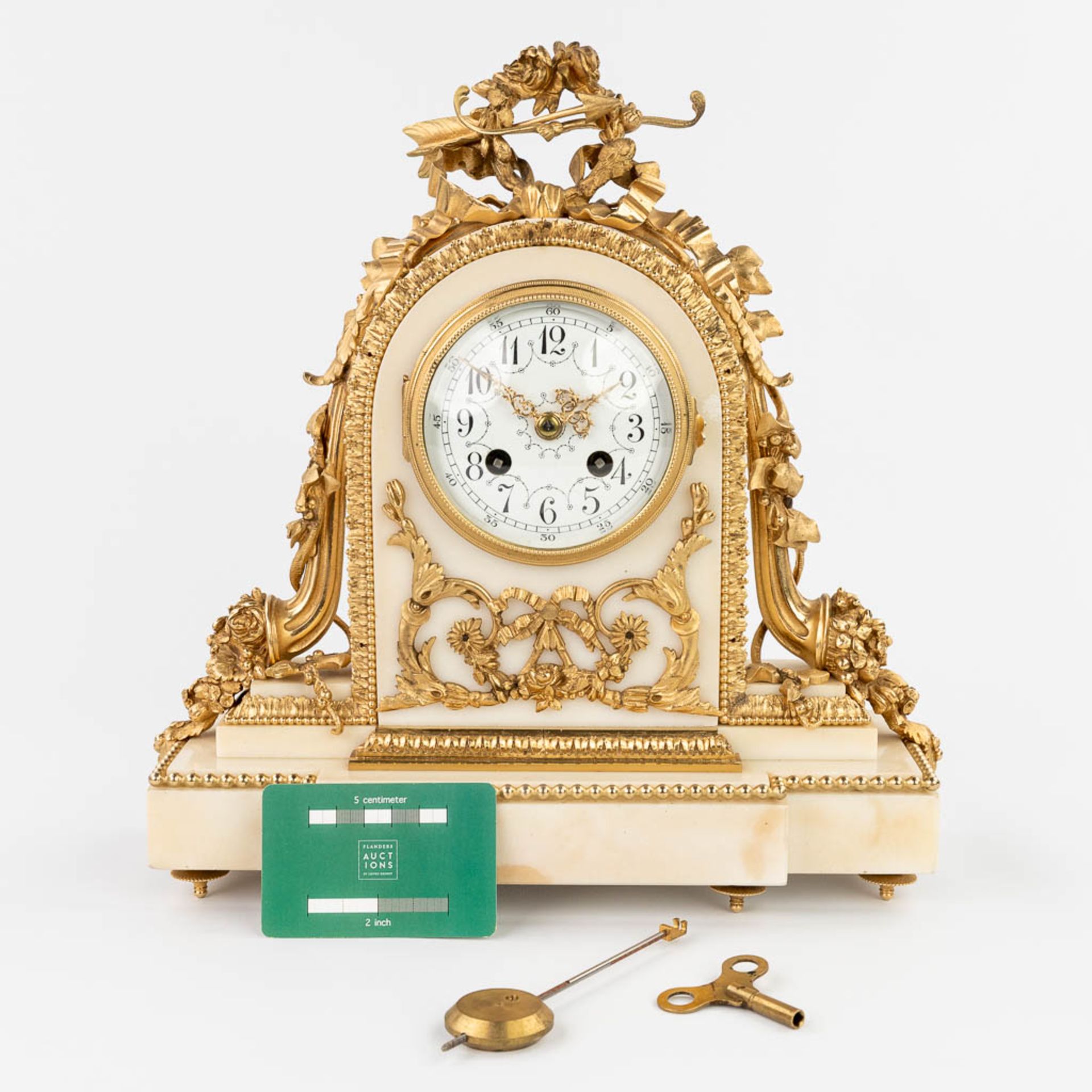 A table clock made of white marble mounted with gold-plated bronze in Louis XVI style. (12 x 32 x 33 - Image 6 of 15