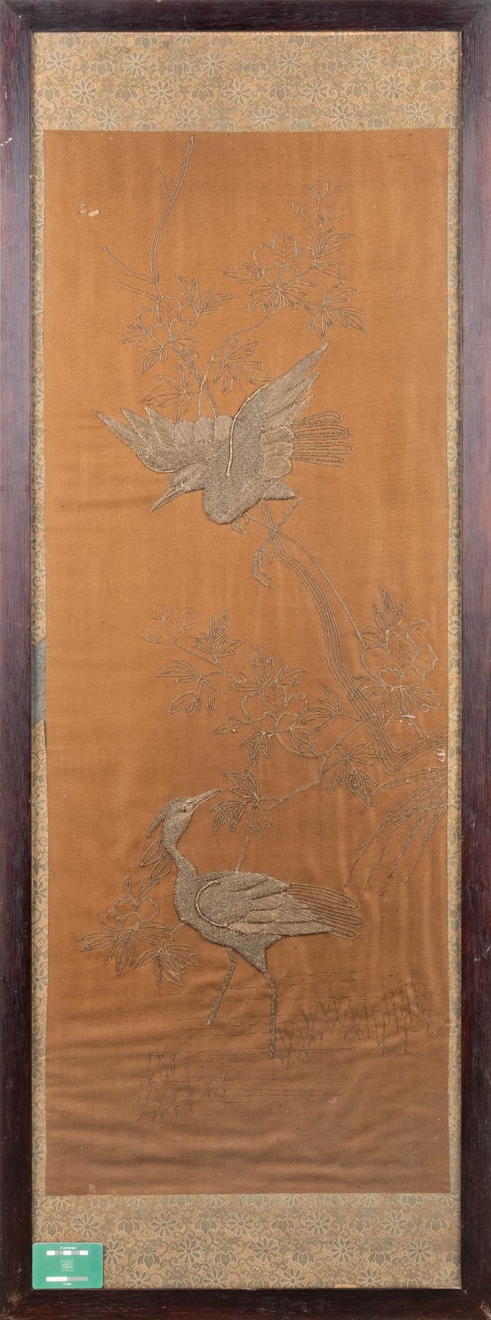 A Chinese embroidery with images of two birds, 19th C. (130 x 50 cm) - Bild 5 aus 6