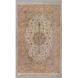 An Oriental hand-made carpet with floral decor, Nain. (171 x 106 cm)