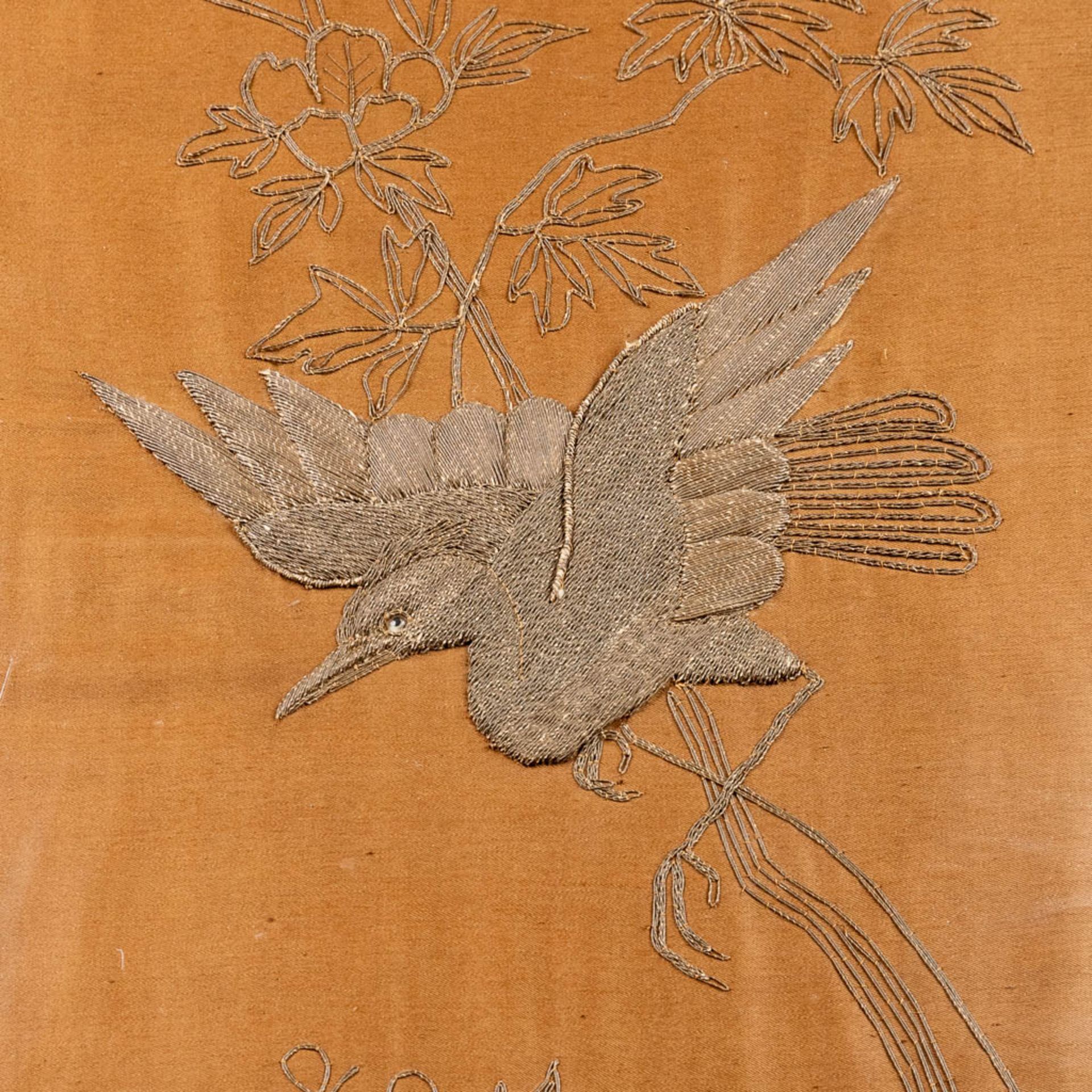 A Chinese embroidery with images of two birds, 19th C. (130 x 50 cm) - Bild 3 aus 6