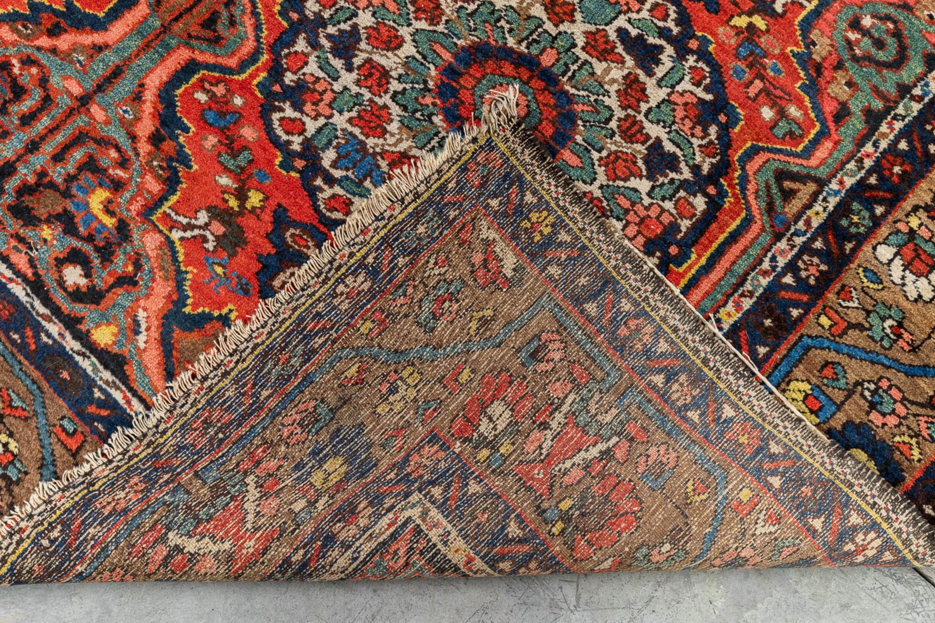 An Oriental hand-made carpet. Bokhara (400 x 185 cm) - Image 5 of 6