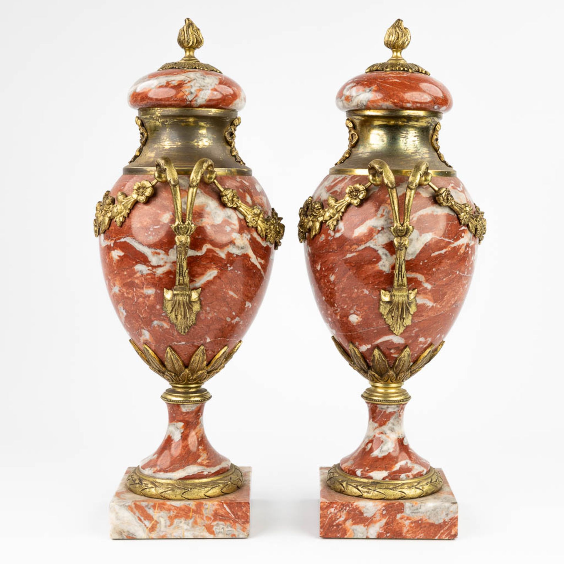 A pair of cassolettes made of red marble mounted with gilt bronze. (16 x 18 x 44,5cm) - Bild 4 aus 12