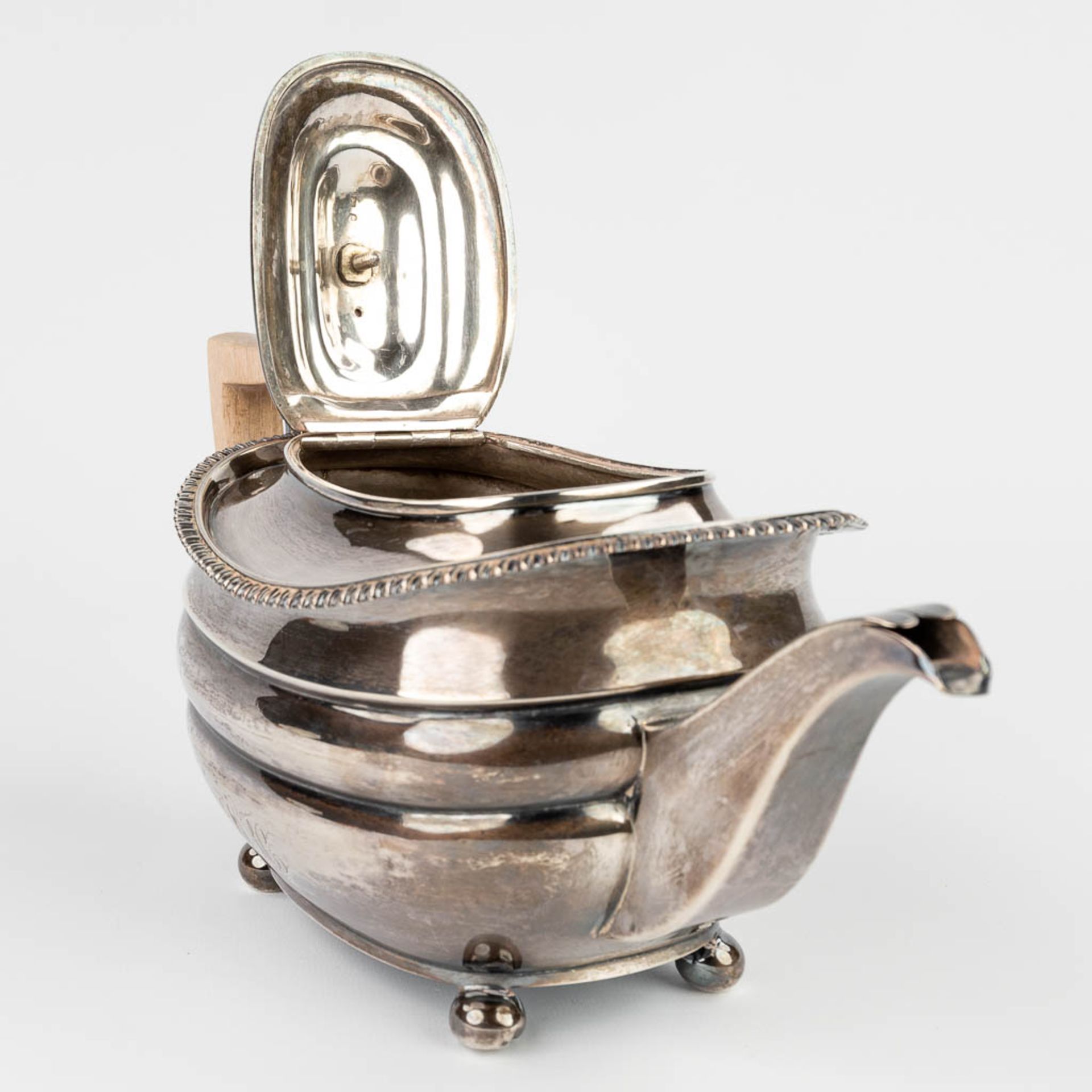 An English made silver teapot. (13,5 x 28 x 15cm) - Image 11 of 14