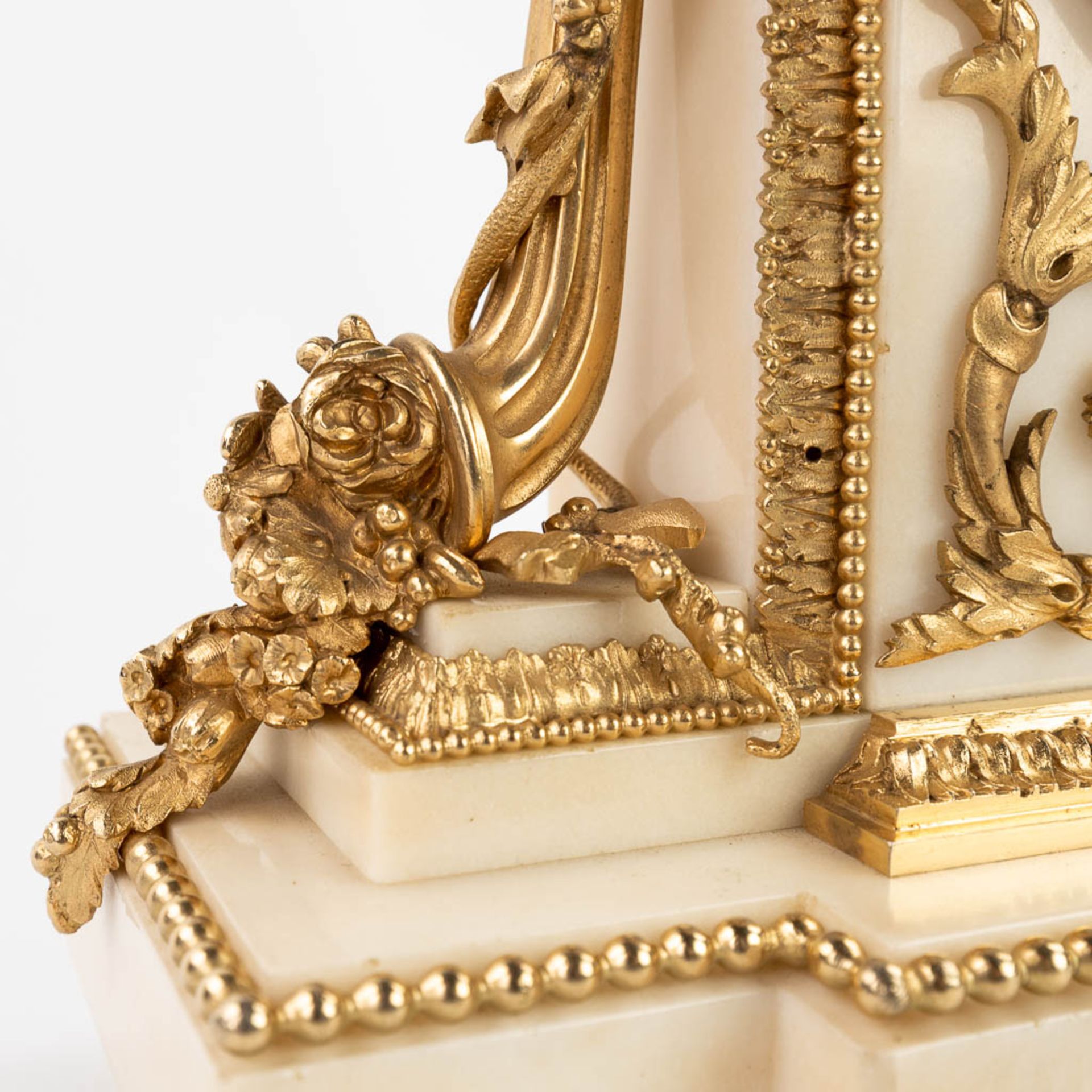 A table clock made of white marble mounted with gold-plated bronze in Louis XVI style. (12 x 32 x 33 - Image 12 of 15
