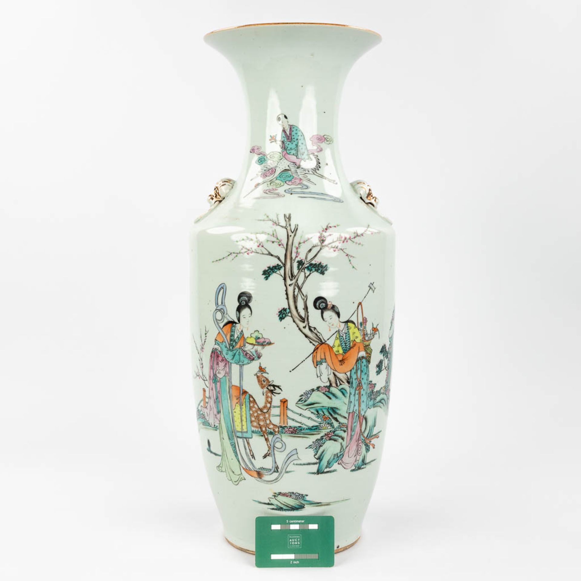 A Chinese vase made of porcelain and decorated with ladies. 19th/20th C. (57 x 23 cm) - Bild 10 aus 12