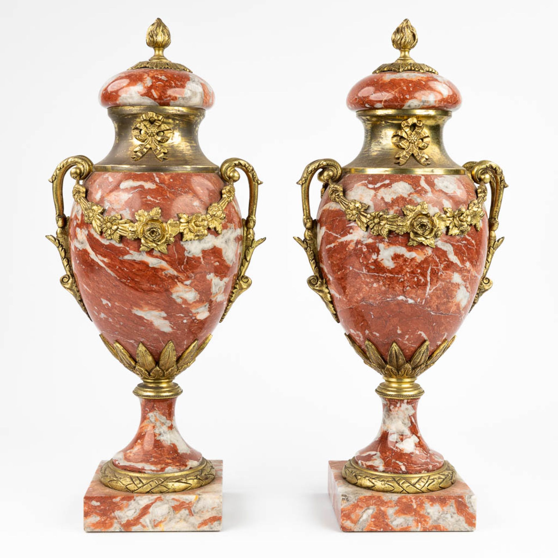 A pair of cassolettes made of red marble mounted with gilt bronze. (16 x 18 x 44,5cm)