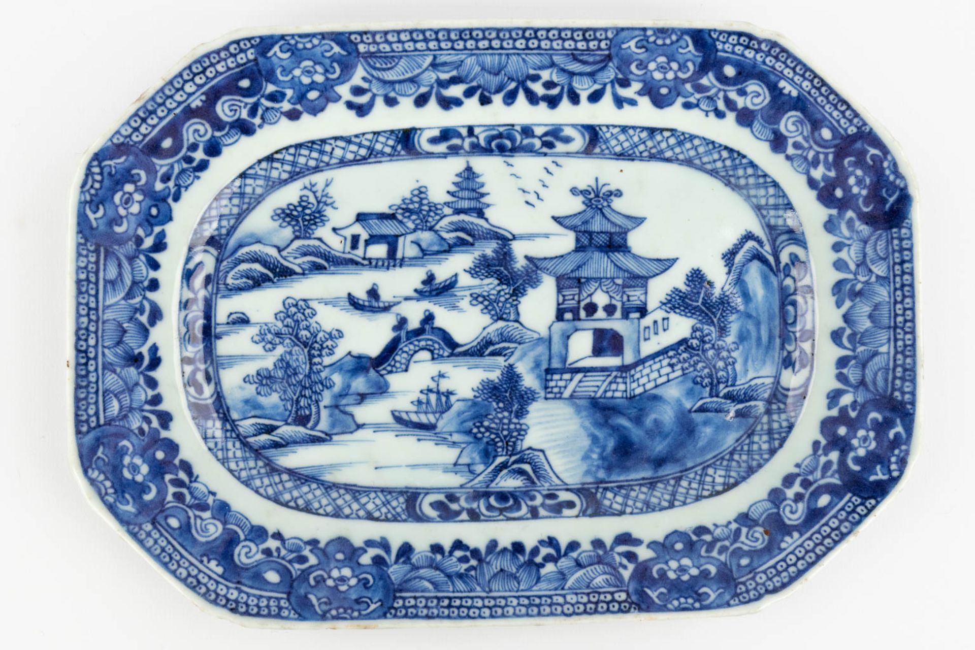 A collection of 7 Chinese plates and platters made of blue-white porcelain. (34 x 40,5 cm) - Image 20 of 23
