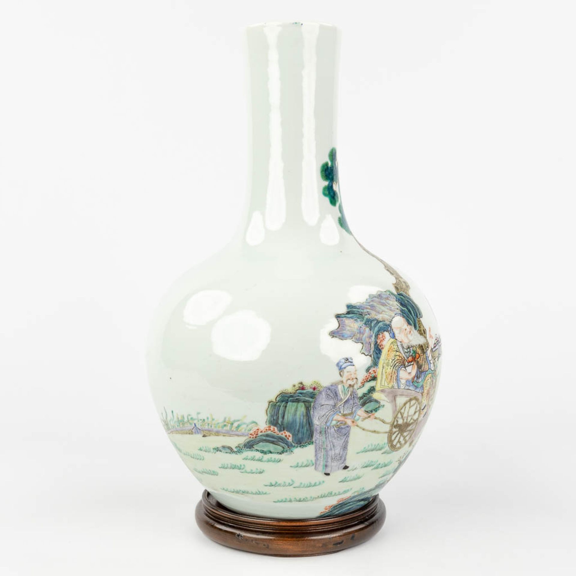 A Chinese vase, decorated with a wise man, lady and a deer, two boys with a peach. Marked Qianlong,  - Bild 6 aus 16