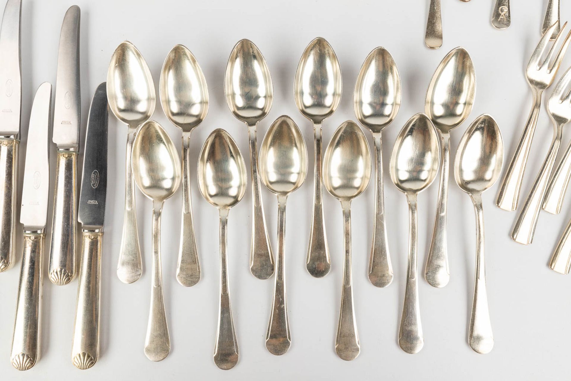 A large collection of cutlery and table accessories made of silver-plated metal. - Image 6 of 12