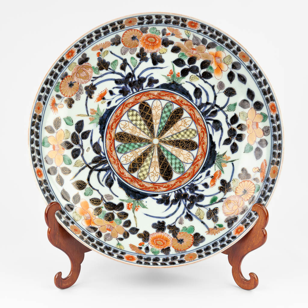 A large Japanese plate, made of hand-painted porcelain in Imari style. (7 x 39,5 cm)