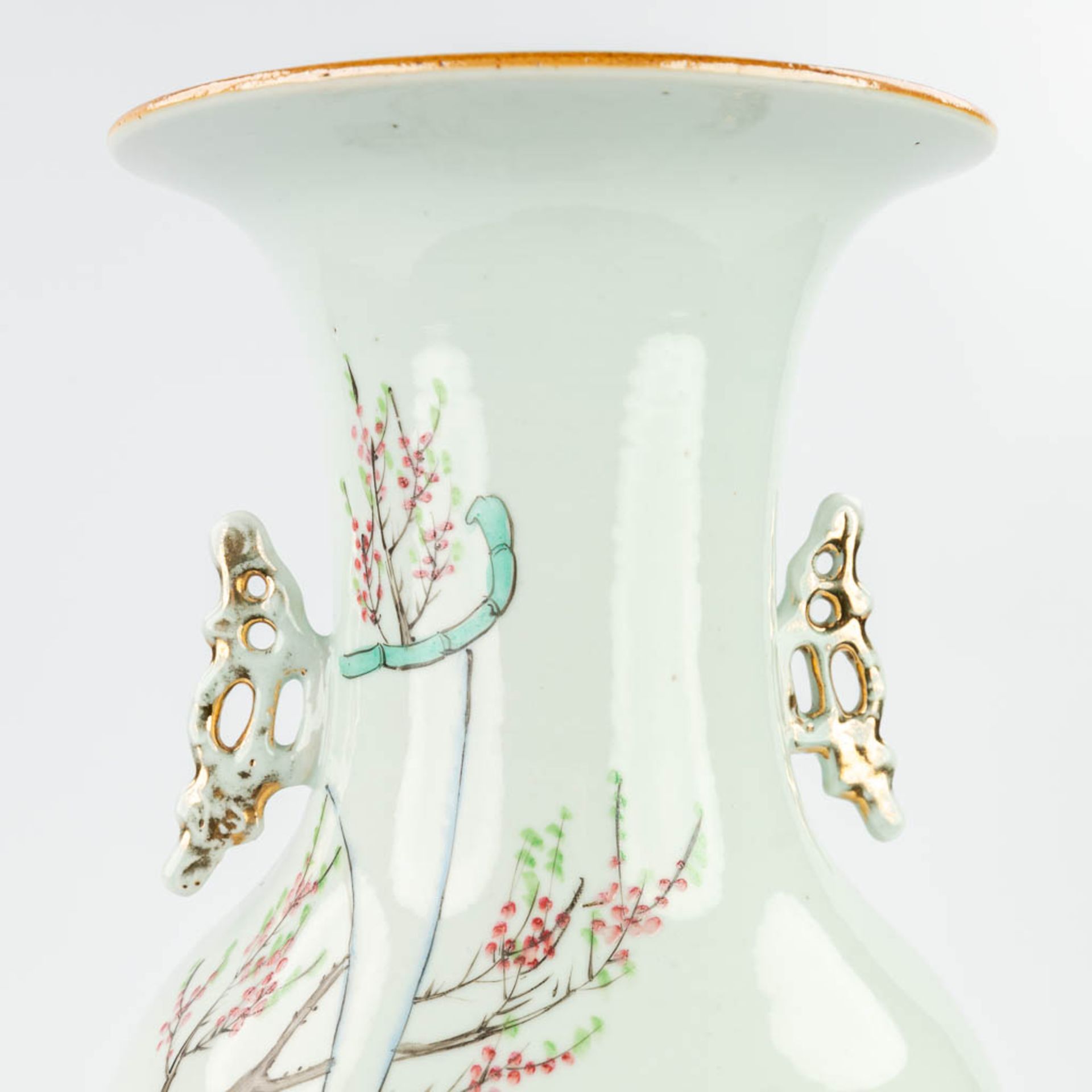 A Chinese vase decorated with a hand-painted decor of ladies. (57 x 23 cm) - Bild 9 aus 12