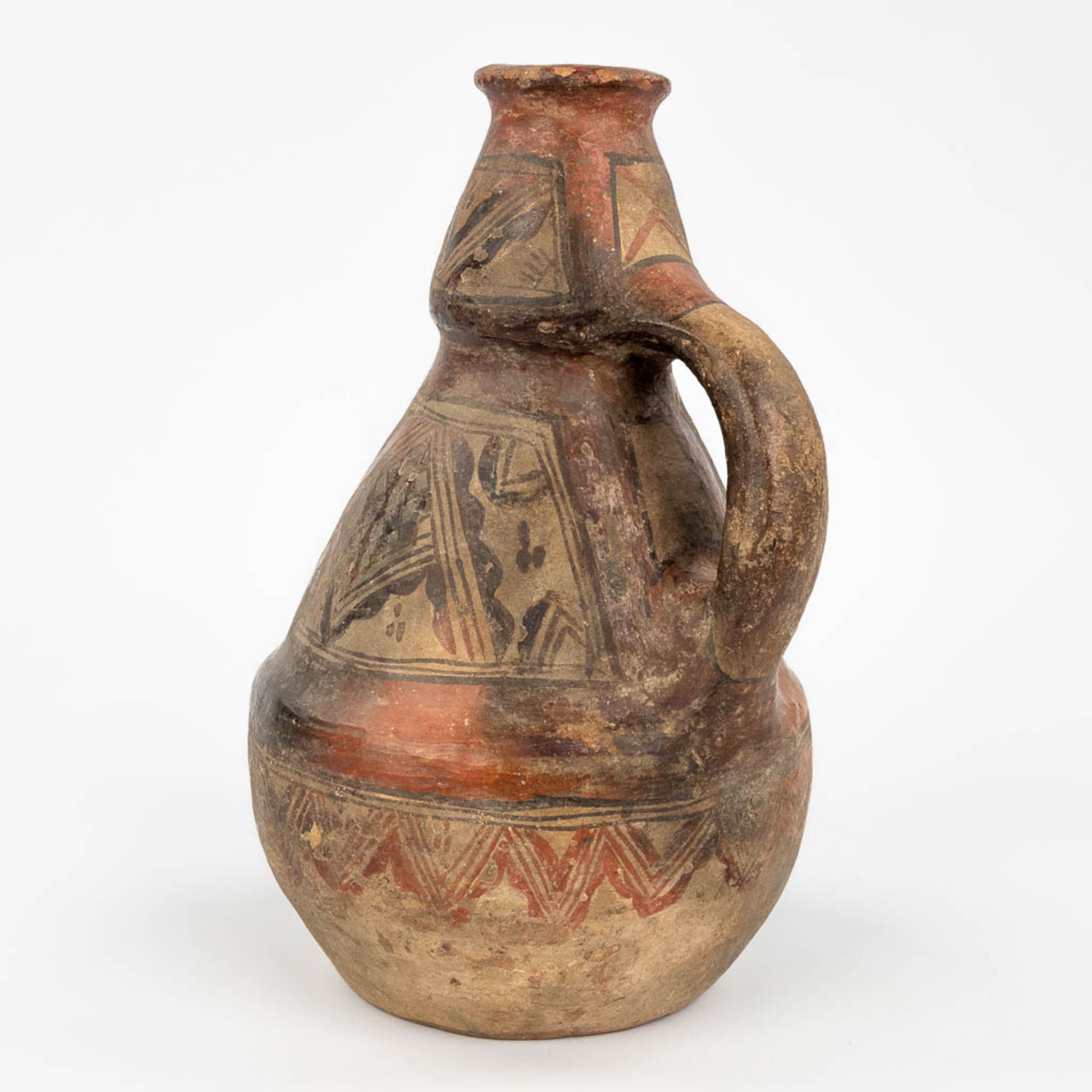 A vase probably of Northern African origin. (24 x 15cm) - Image 4 of 14