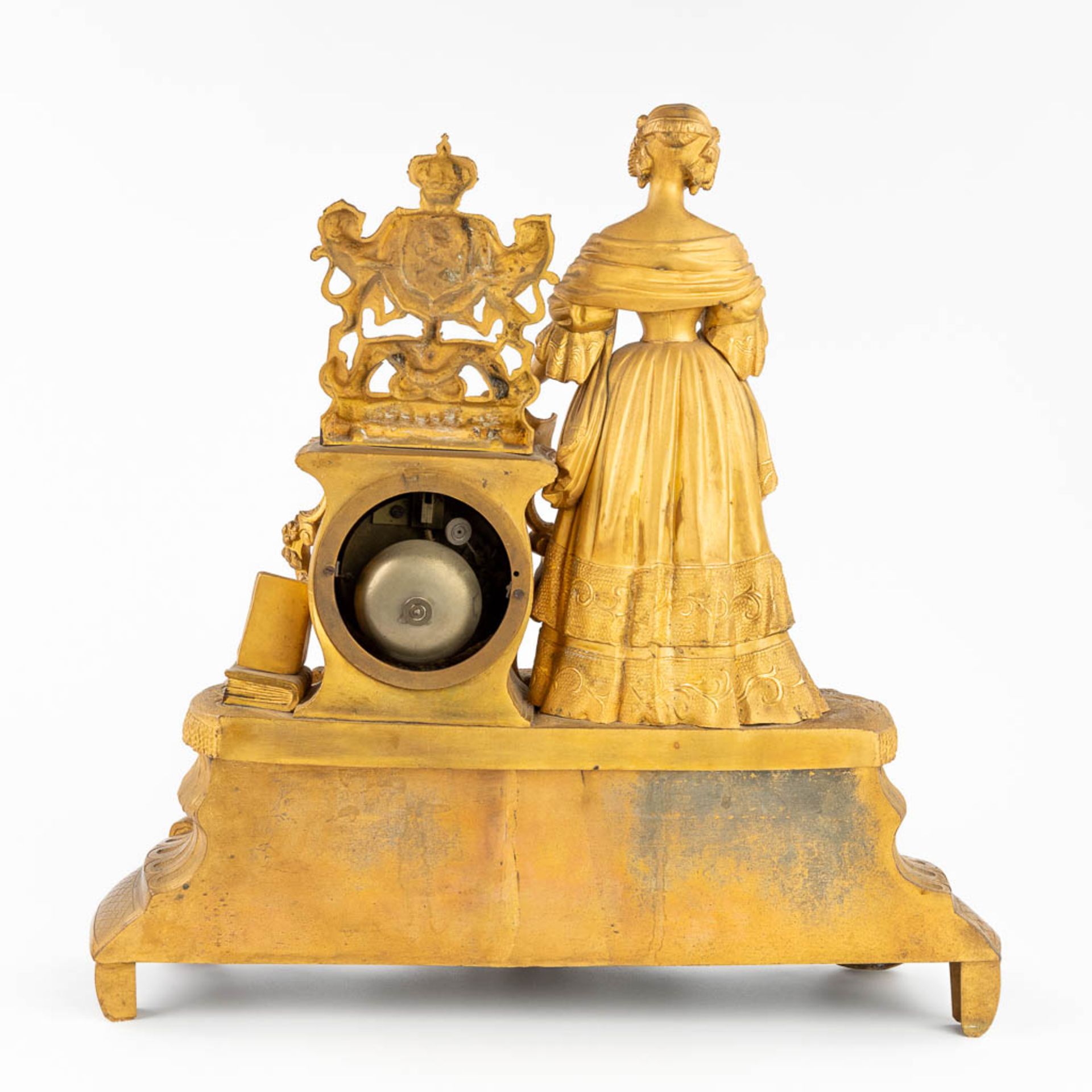 An antique mantle clock made of gilt spelter. 19th C. (44 x 45cm) - Image 4 of 16