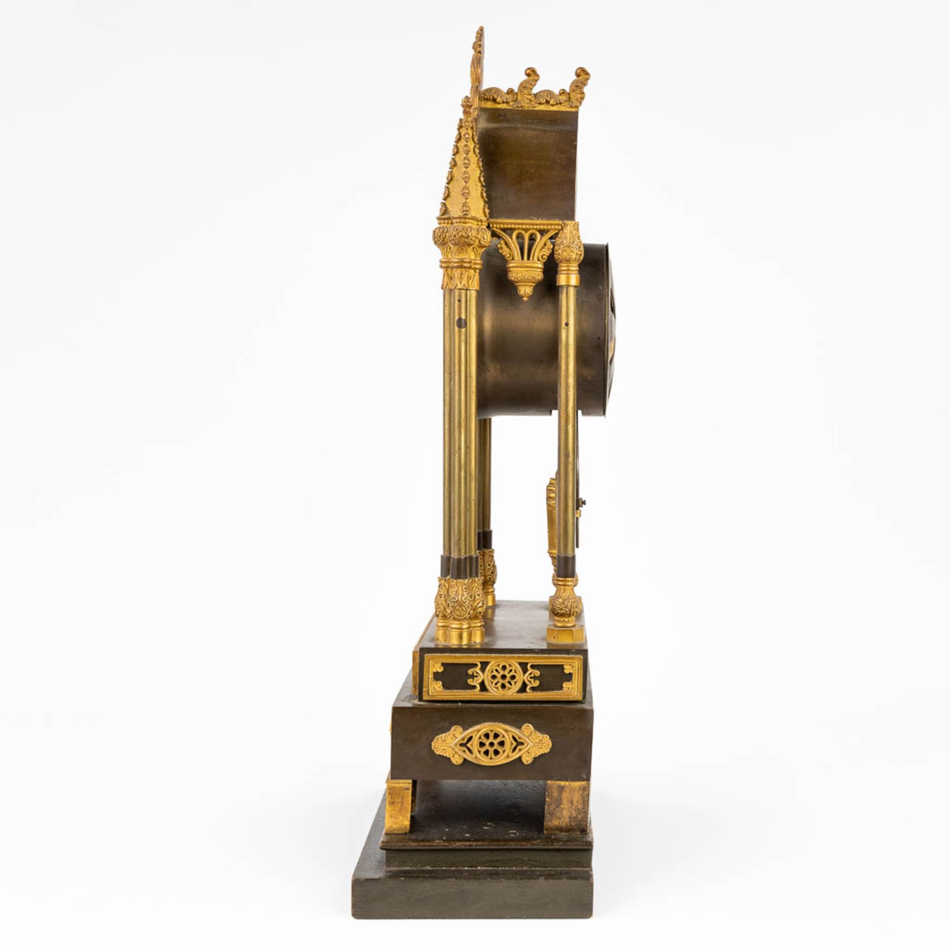 A table column clock made of gilt bronze in a gothic revival style. (11 x 19,5 x 43cm) - Image 15 of 15
