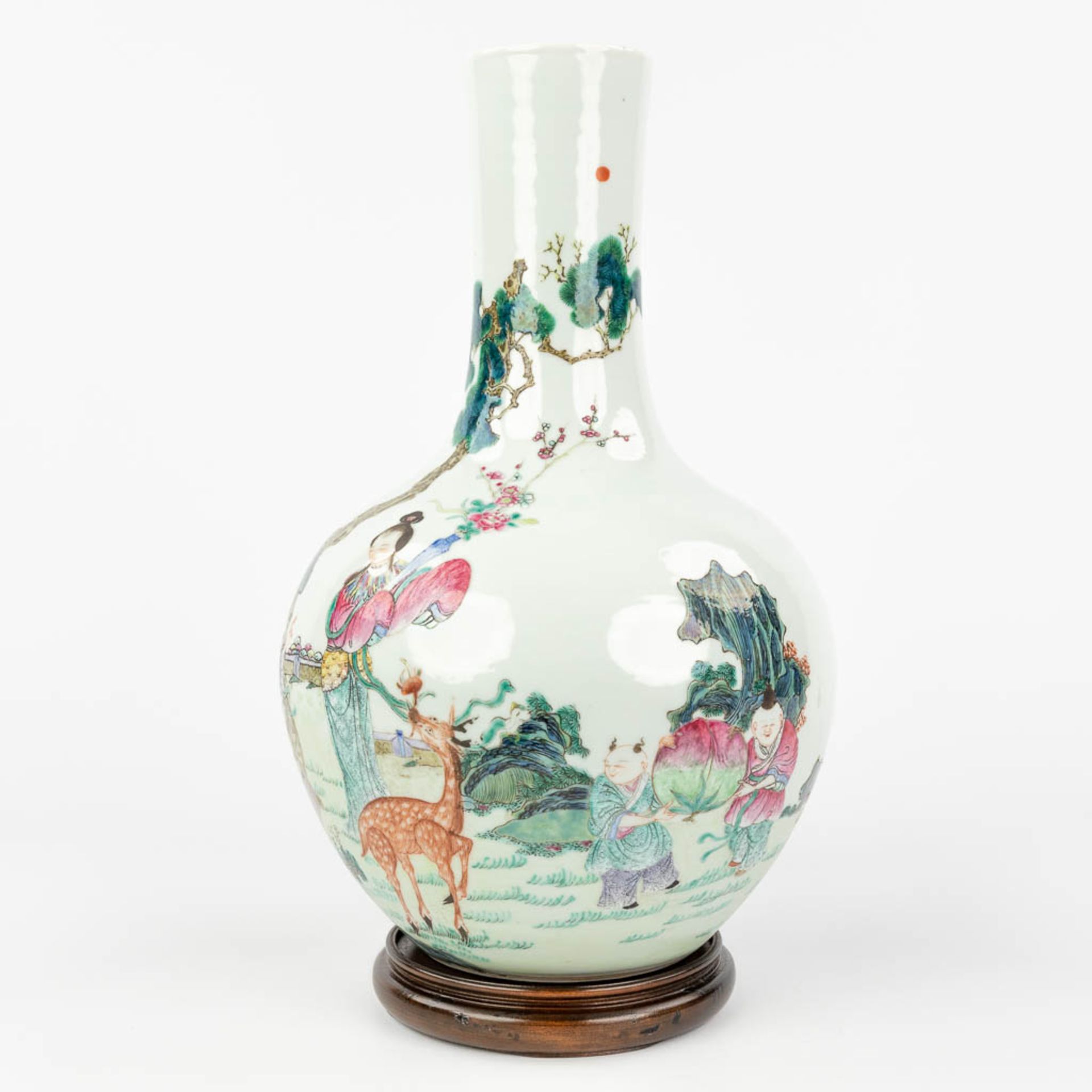 A Chinese vase, decorated with a wise man, lady and a deer, two boys with a peach. Marked Qianlong,  - Bild 13 aus 16