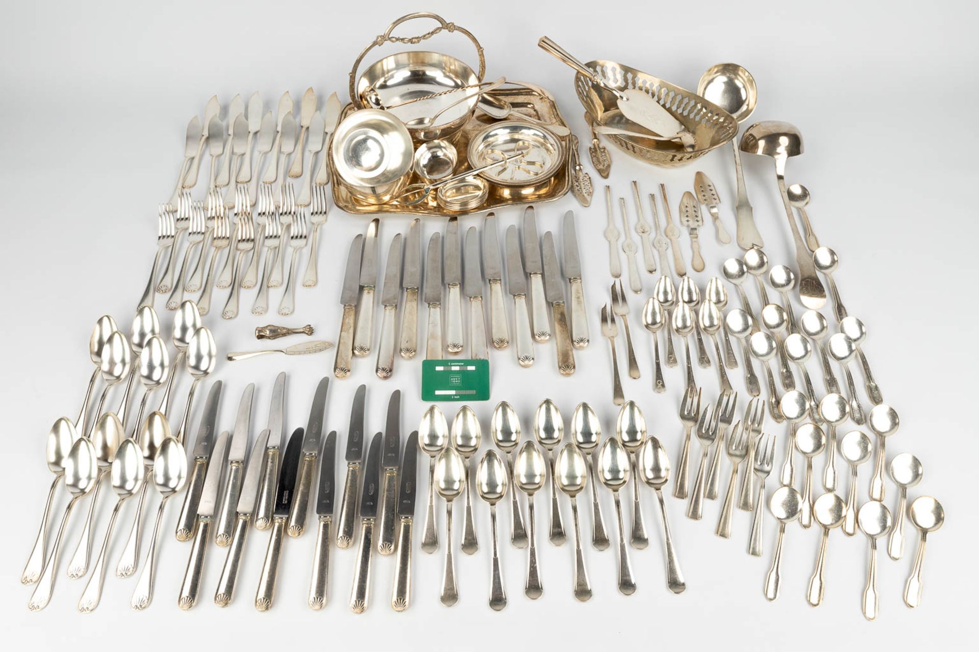 A large collection of cutlery and table accessories made of silver-plated metal. - Image 8 of 12