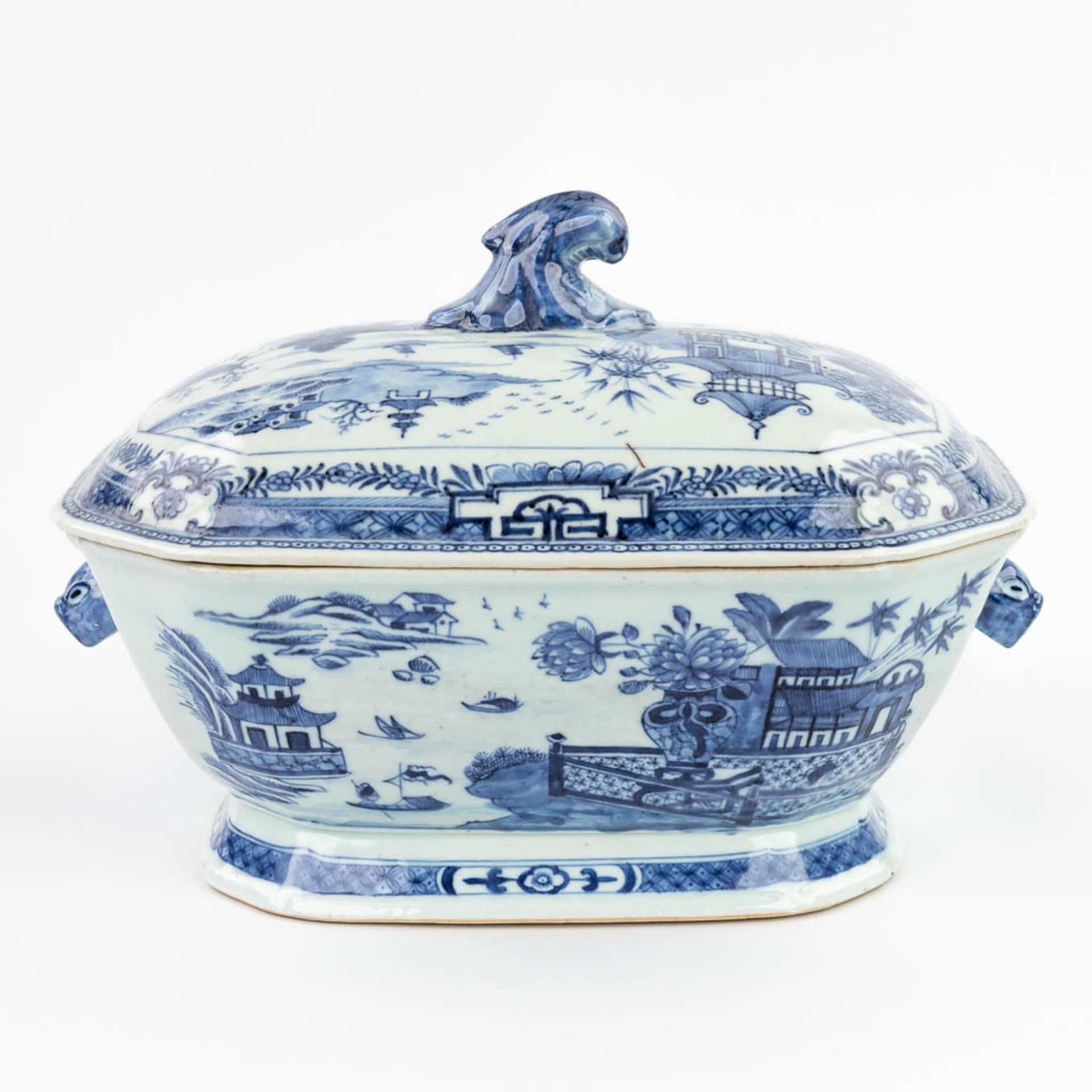A Chinese soup tureen made of blue-white porcelain. (22 x 31 x 22 cm) - Image 12 of 15