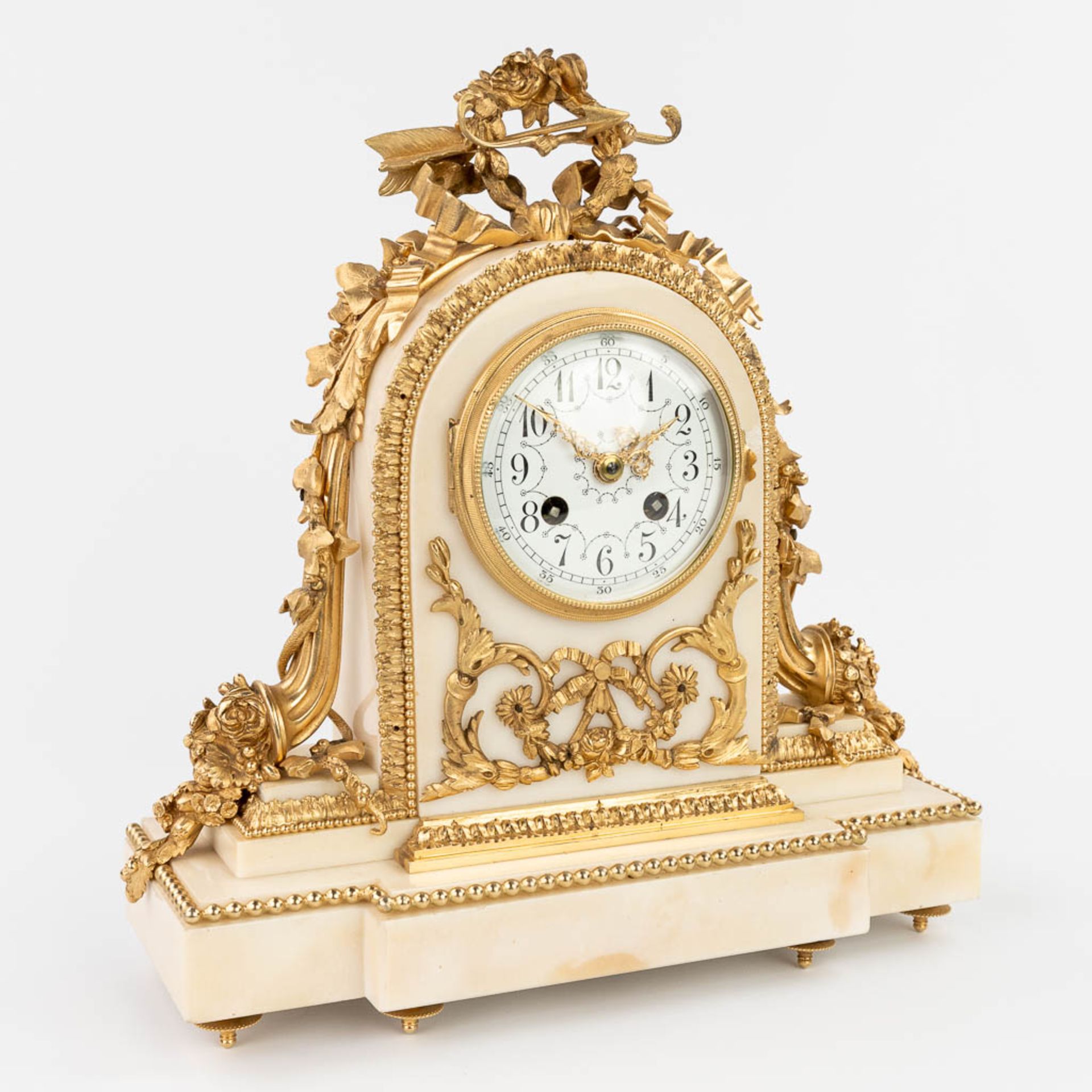 A table clock made of white marble mounted with gold-plated bronze in Louis XVI style. (12 x 32 x 33 - Image 9 of 15