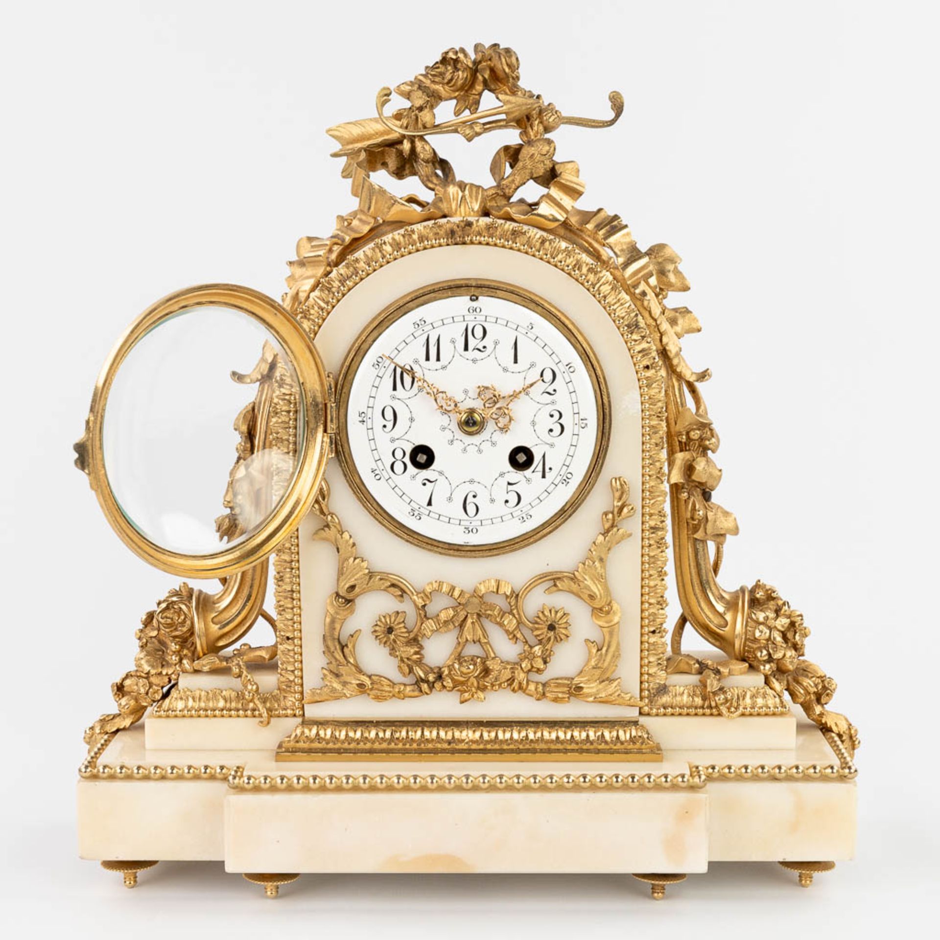 A table clock made of white marble mounted with gold-plated bronze in Louis XVI style. (12 x 32 x 33 - Image 7 of 15
