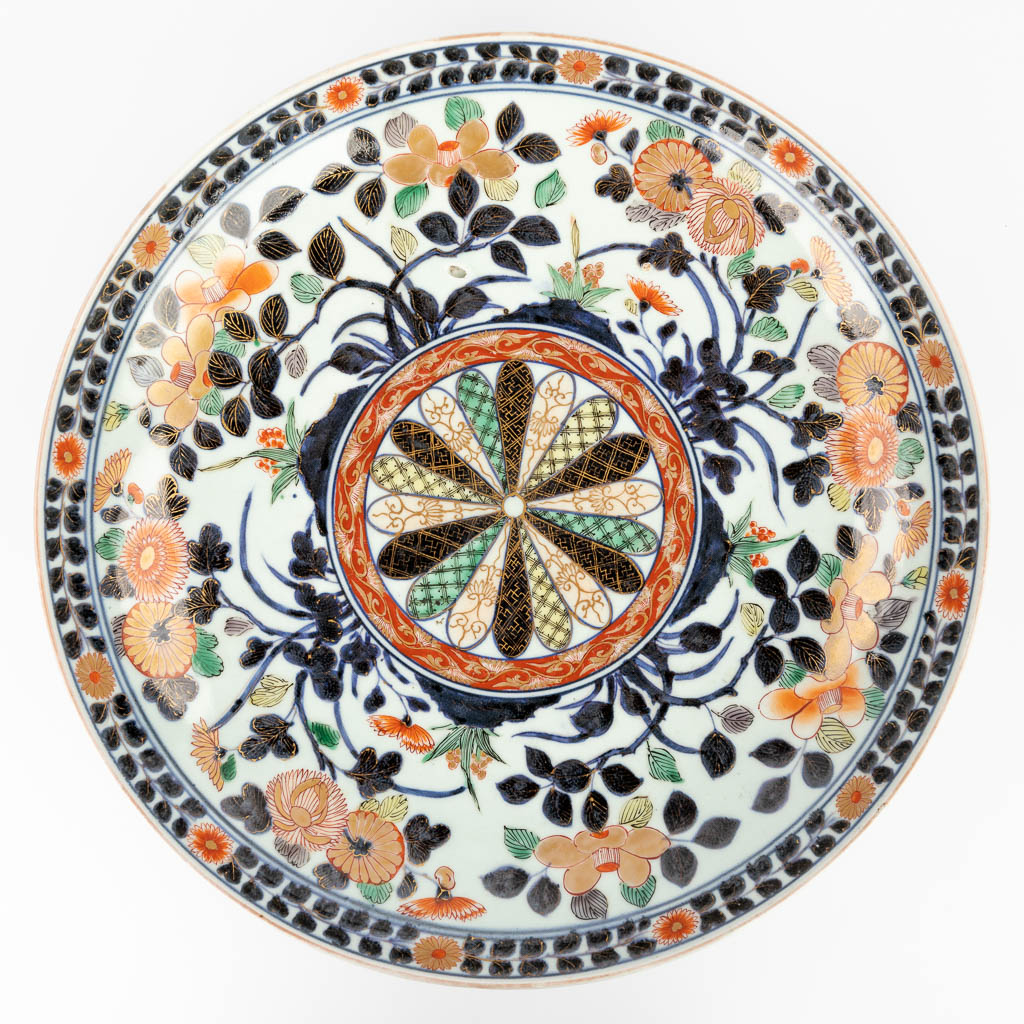 A large Japanese plate, made of hand-painted porcelain in Imari style. (7 x 39,5 cm) - Image 10 of 12