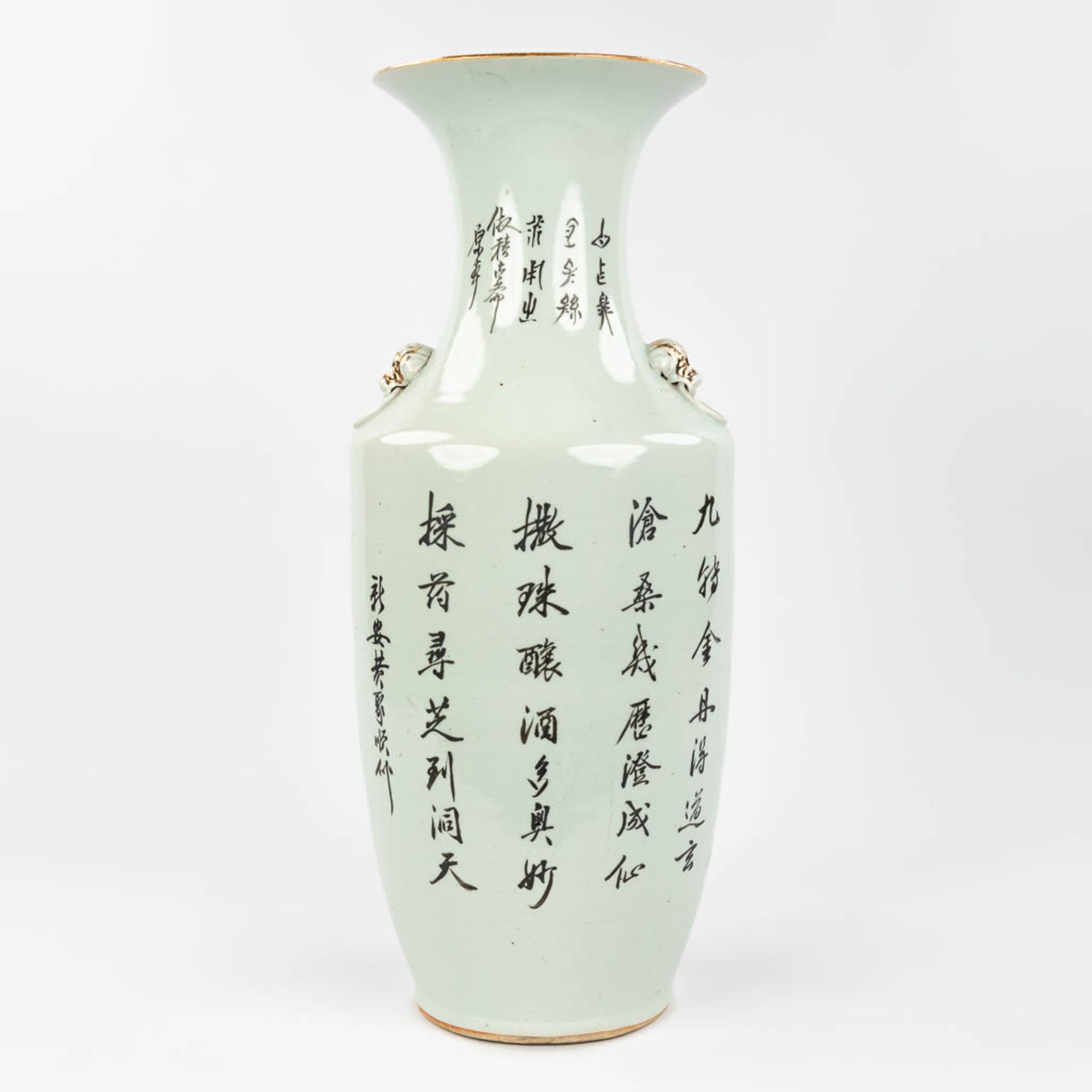 A Chinese vase made of porcelain and decorated with ladies. 19th/20th C. (57 x 23 cm) - Bild 5 aus 12