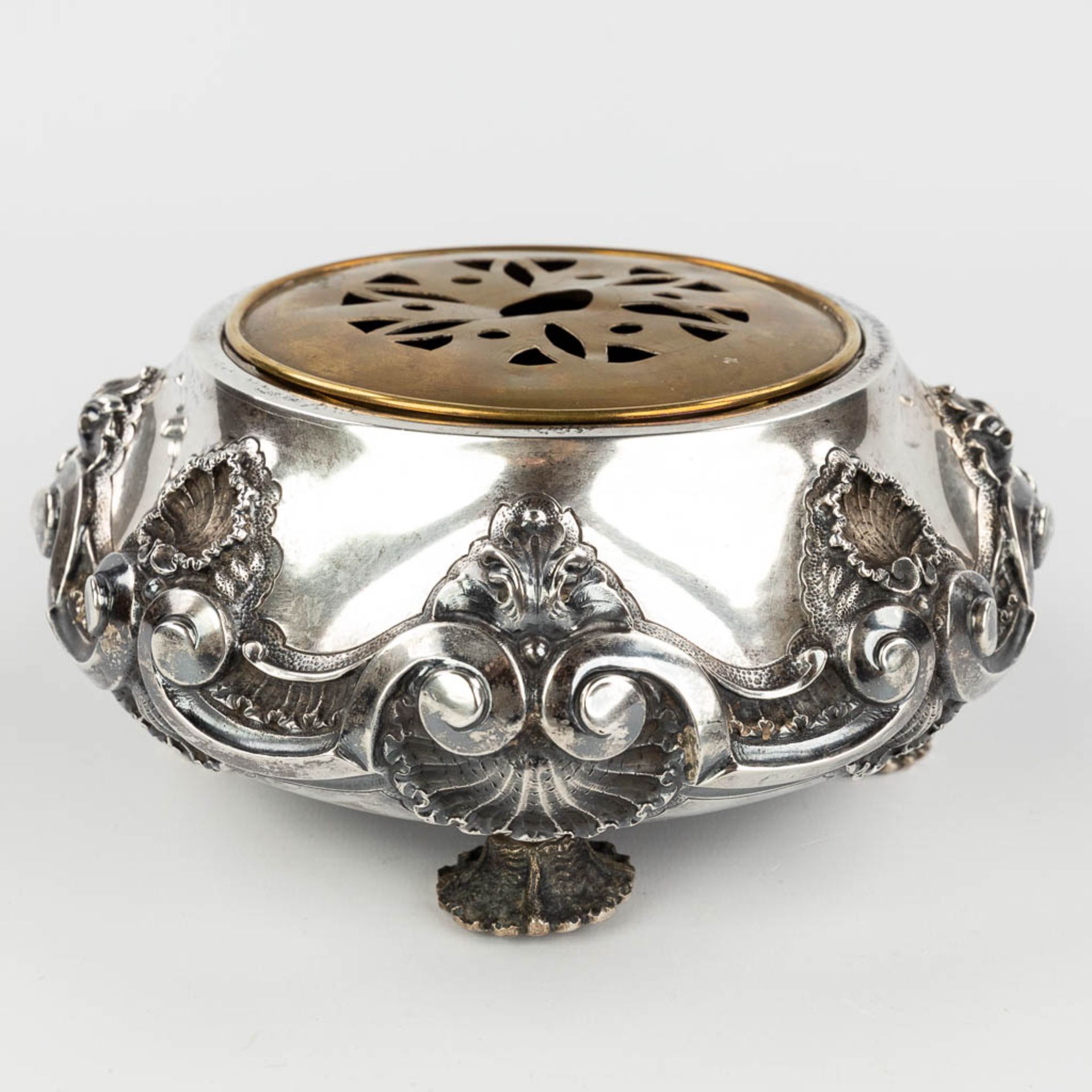 An antique incense burner made of silver, standing on a mirror.Ê20th C. (12,5 x 37cm) - Image 4 of 14