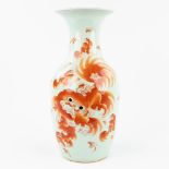 A Chinese vase made of porcelain and decorated with a red foo dog. (44,5 x 21 cm)