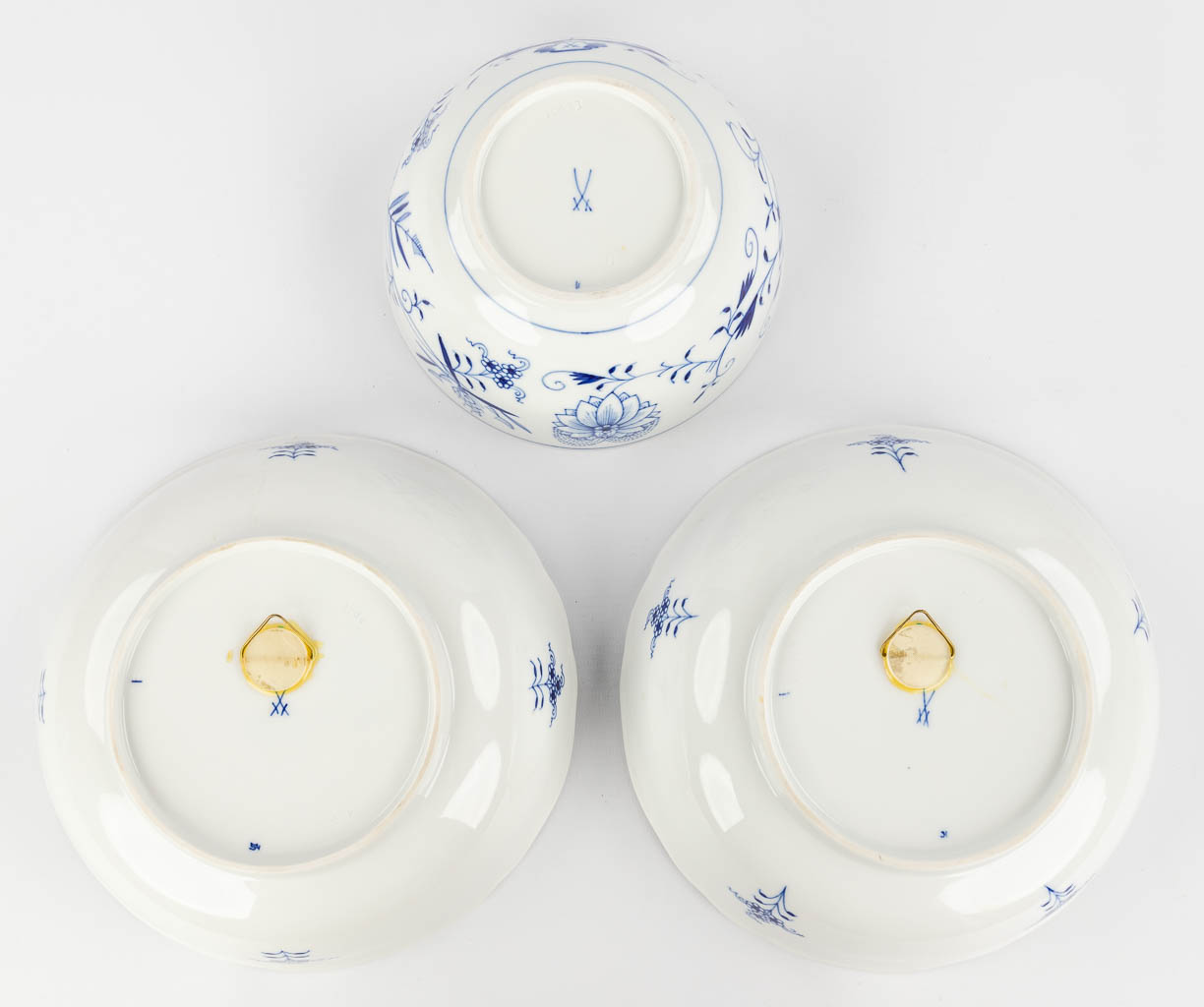Meissen Zwiebelmunster, a large collection of Items accessories and parts of a dinner serviceÊmade o - Image 8 of 25