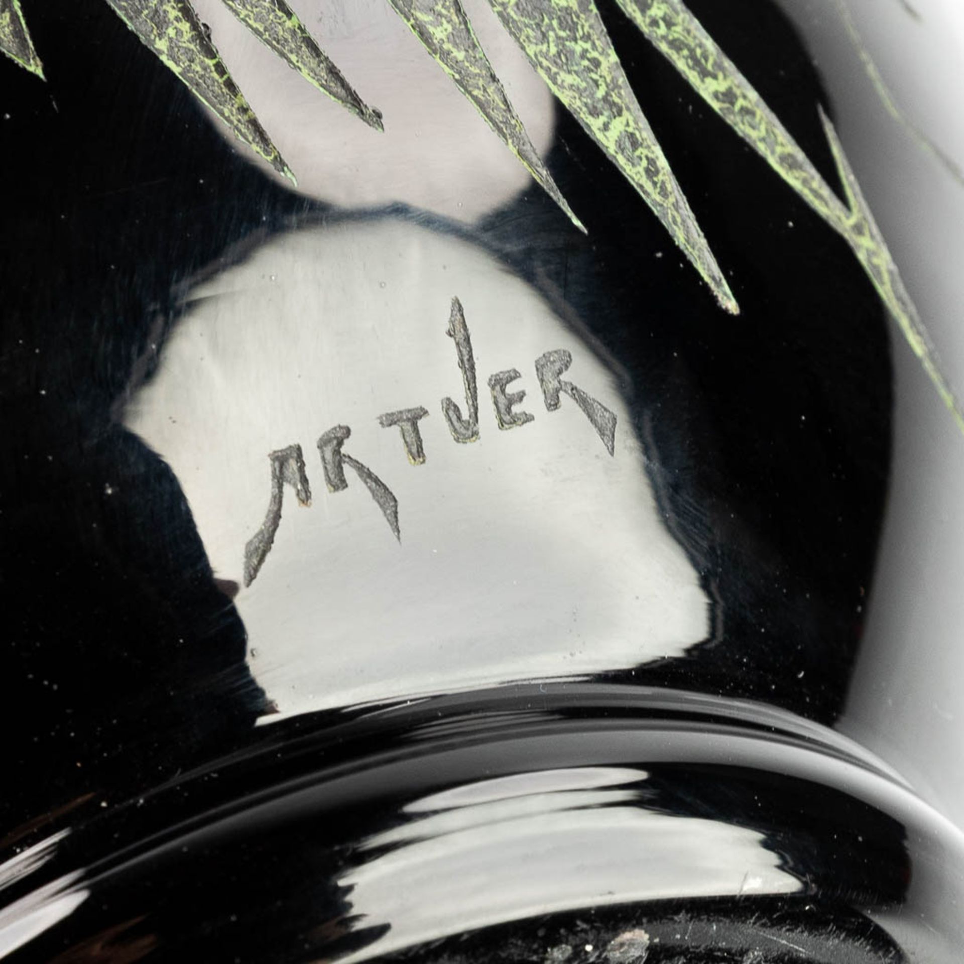 ARTVER Paul HELLER (XX), a vase 'Booms Glass' decorated with swans. (15,5 x 16cm) - Image 3 of 12