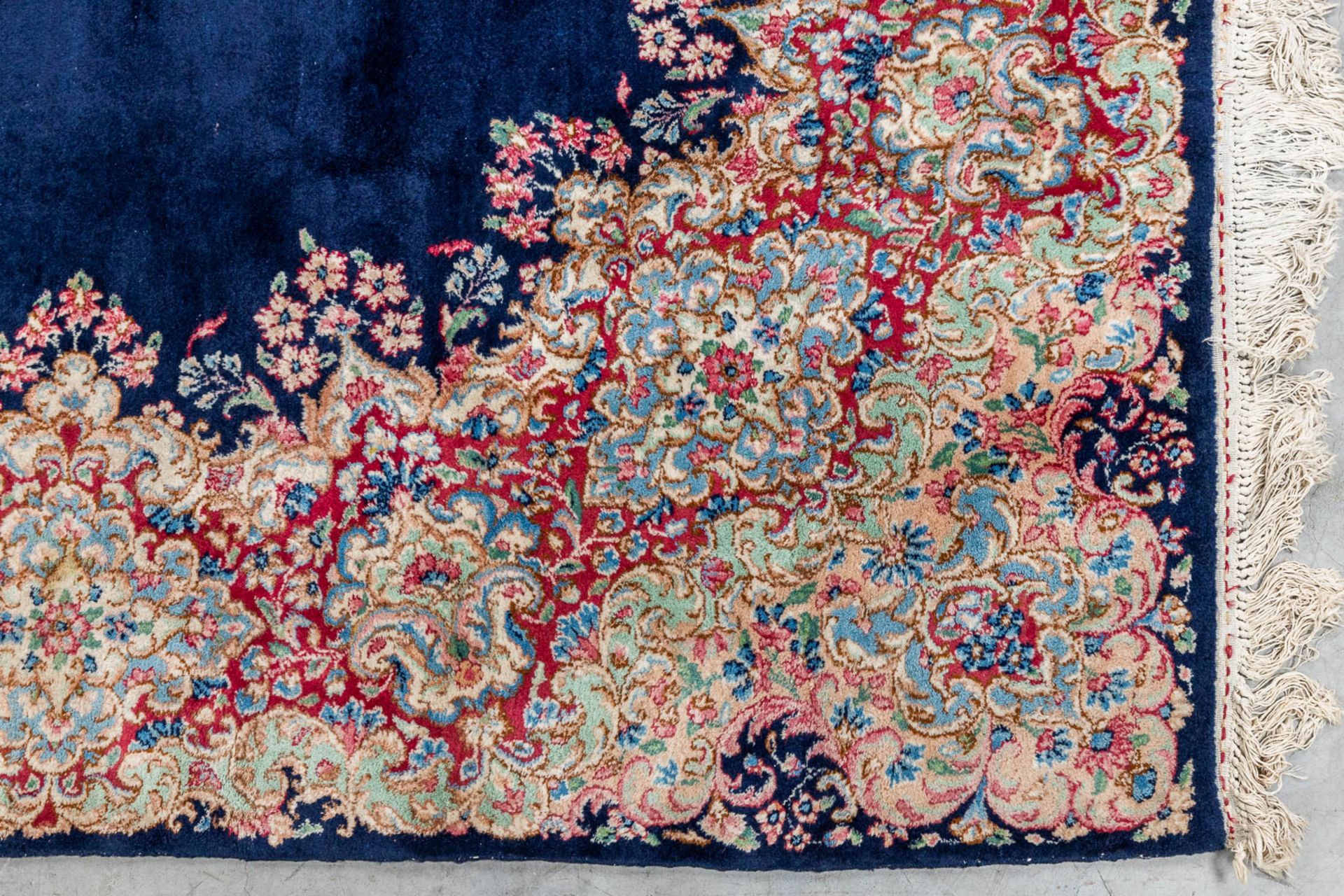 An Oriental hand-made carpet, Kerman. (310 x 215 cm) - Image 4 of 7