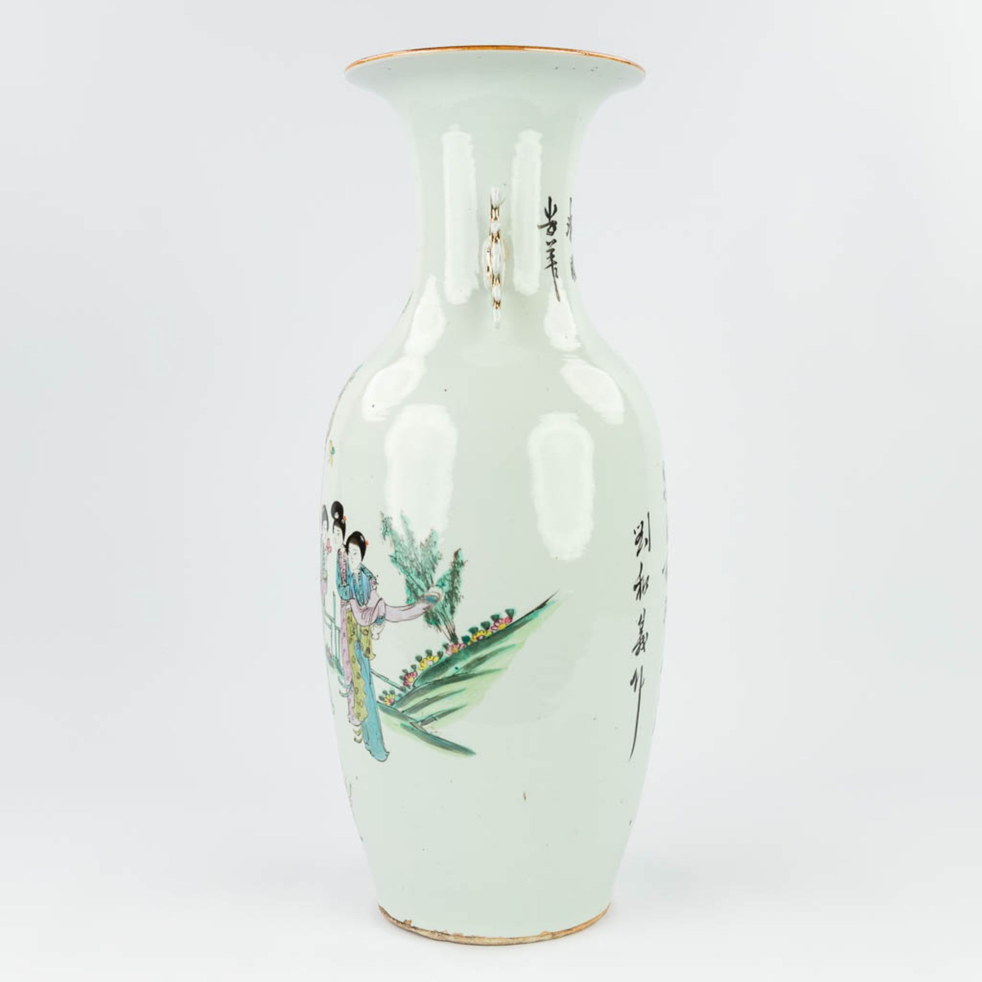 A Chinese vase decorated with a hand-painted decor of ladies. (57 x 23 cm) - Bild 3 aus 12