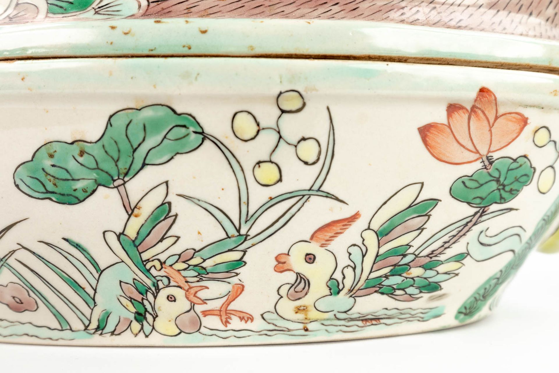 A figurative tureen in the shape of a duck, with hand-painted decor. (17 x 32 x 22cm) - Image 9 of 13