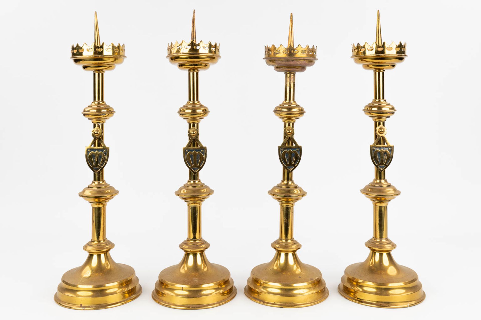 A set of 4 Church candlesticks made of bronze inÊgothic revival style. (50cm) - Bild 4 aus 9