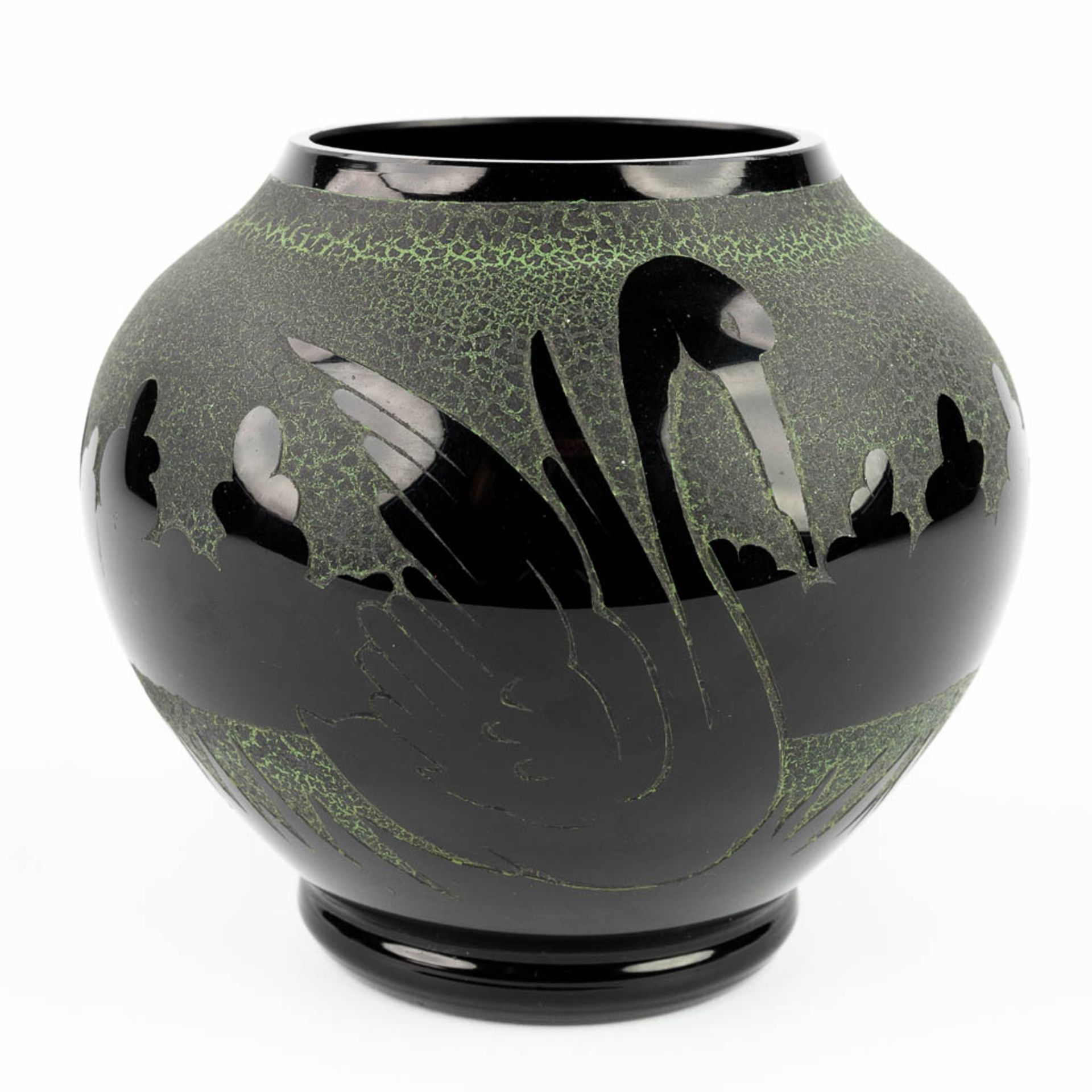 ARTVER Paul HELLER (XX), a vase 'Booms Glass' decorated with swans. (15,5 x 16cm)