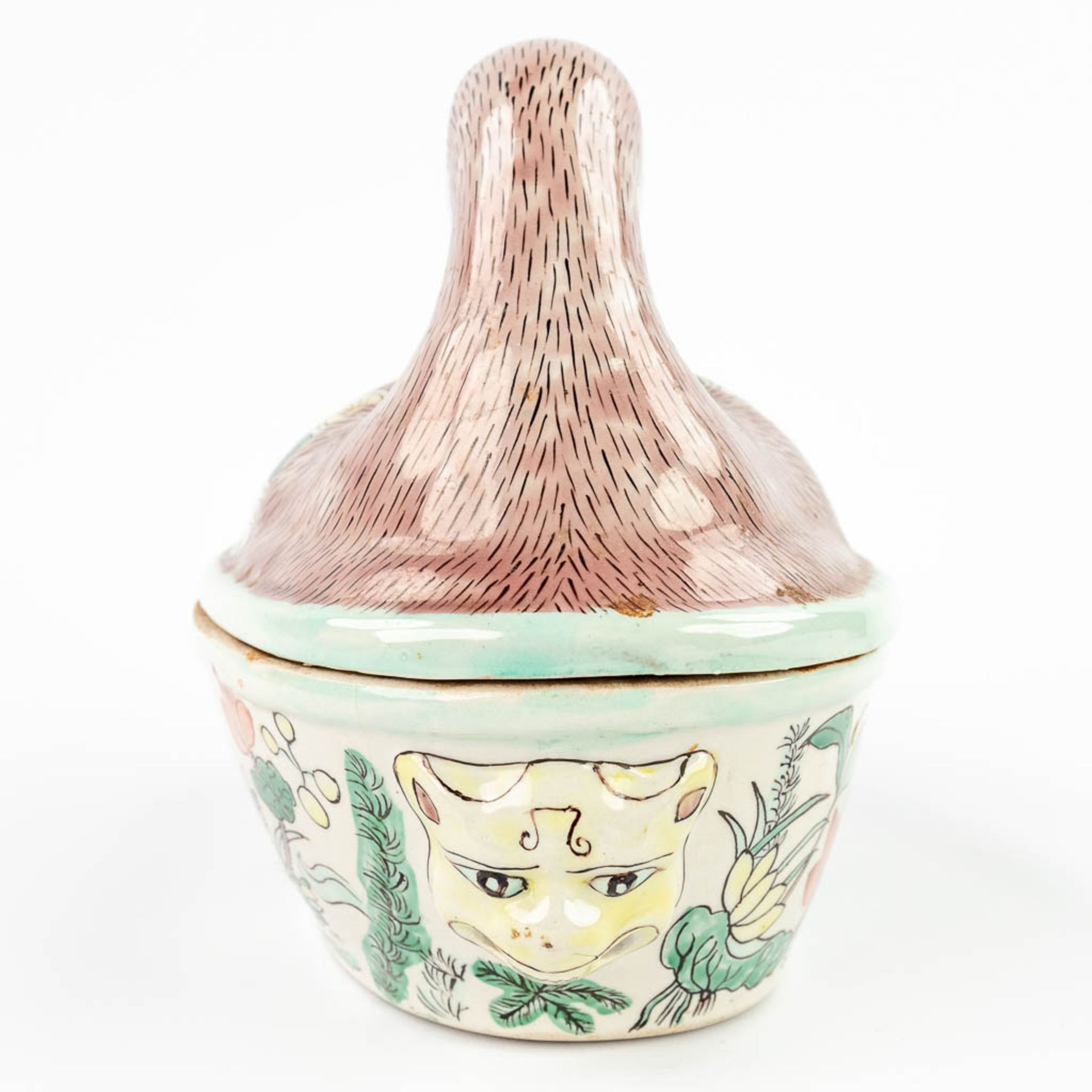 A figurative tureen in the shape of a duck, with hand-painted decor. (17 x 32 x 22cm) - Image 3 of 13