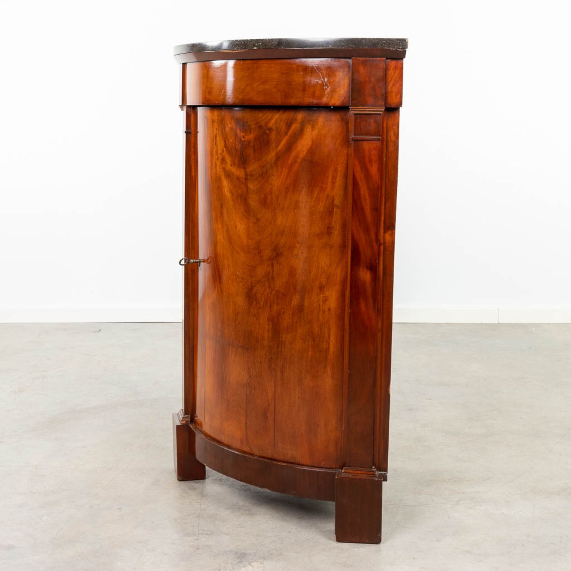 An antique corner cabinet with veneer. Empire period (49 x 76 x 112cm) - Bild 2 aus 9