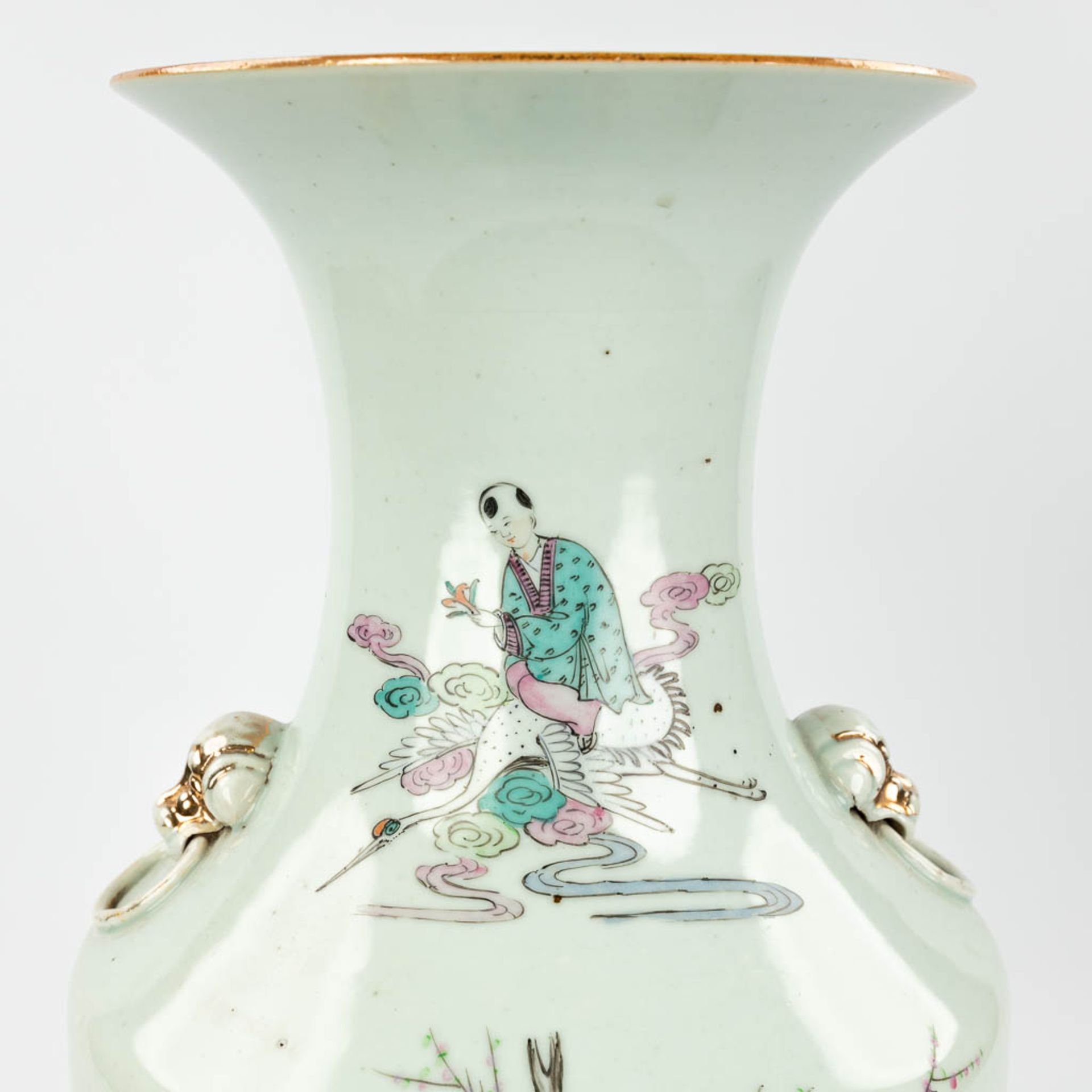 A Chinese vase made of porcelain and decorated with ladies. 19th/20th C. (57 x 23 cm) - Bild 11 aus 12