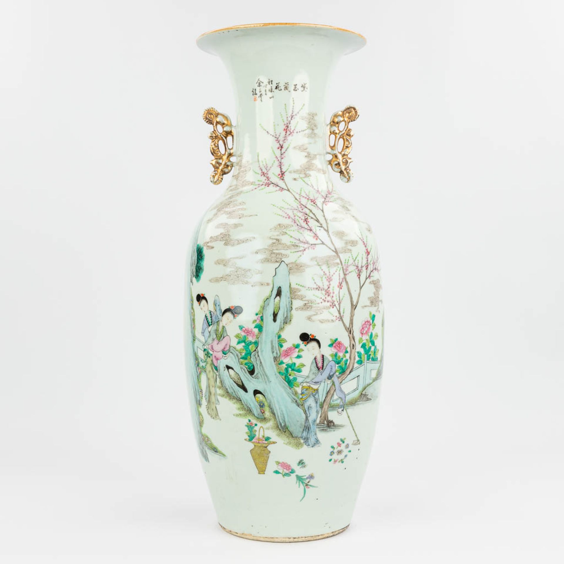 A Chinese vase made of porcelain andÊdecor of ladies near a large rock. (57,5 x 23 cm)